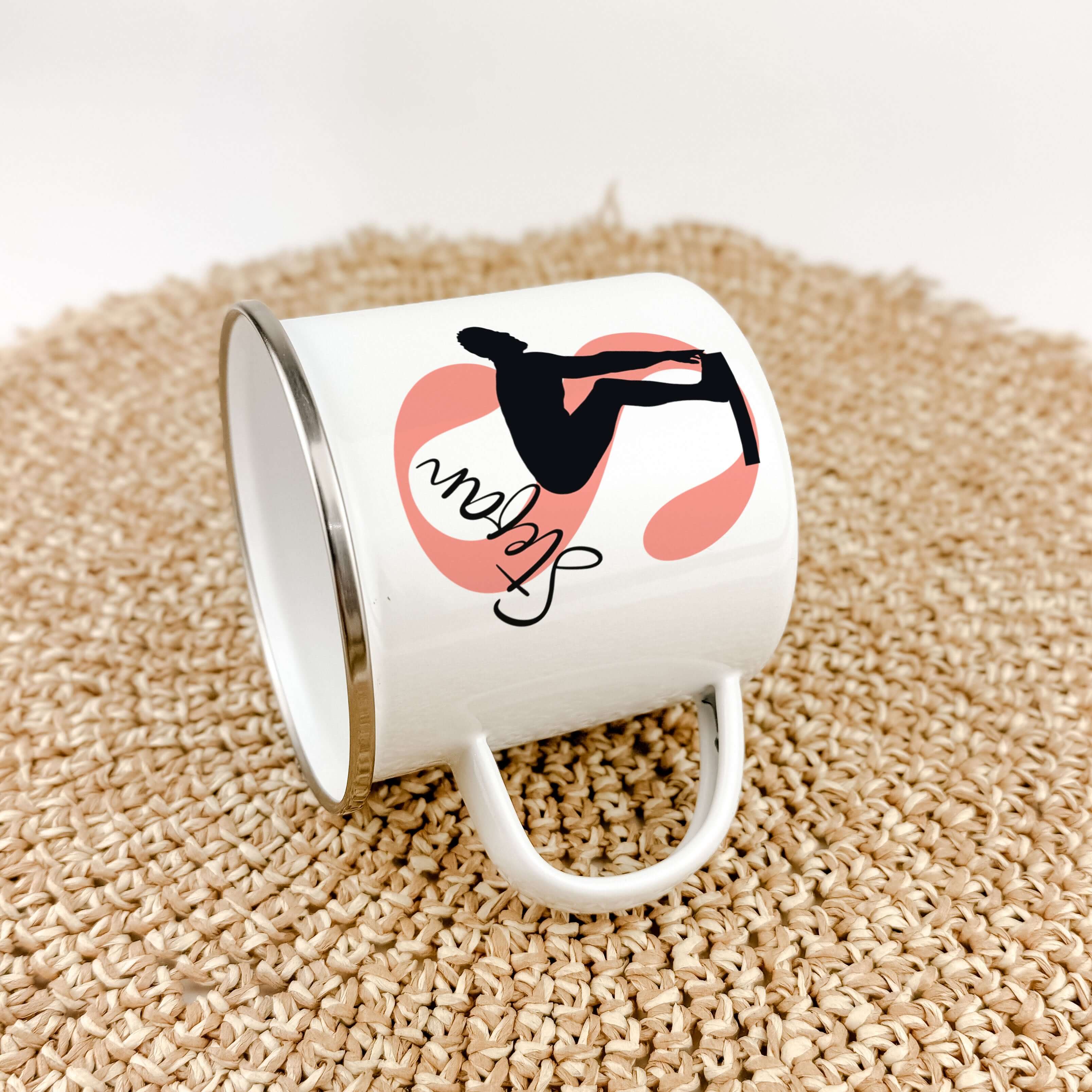 Emaille Tasse mit Namen Schwimmen-famprints-Emaille Tasse-Entdecke die perfekte Emaille Tasse für alle kleinen Schwimmfans! Diese personalisierte Tasse bringt nicht nur Freude, sondern auch eine ganz besondere Note in den Alltag. Stelle dir vor, wie dein