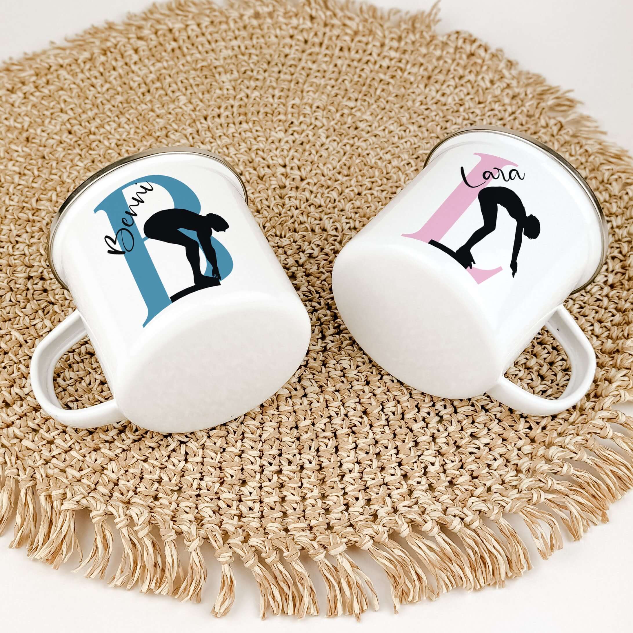 Emaille Tasse mit Namen Schwimmen-famprints-Emaille Tasse-Entdecke die perfekte Emaille Tasse für alle kleinen Schwimmfans! Diese personalisierte Tasse bringt nicht nur Freude, sondern auch eine ganz besondere Note in den Alltag. Stelle dir vor, wie dein