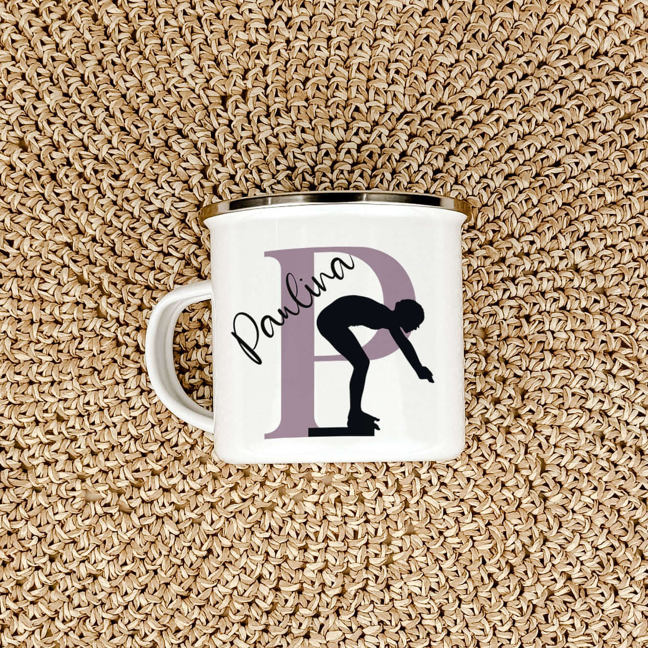Emaille Tasse mit Namen Schwimmen-famprints-Emaille Tasse-Entdecke die perfekte Emaille Tasse für alle kleinen Schwimmfans! Diese personalisierte Tasse bringt nicht nur Freude, sondern auch eine ganz besondere Note in den Alltag. Stelle dir vor, wie dein