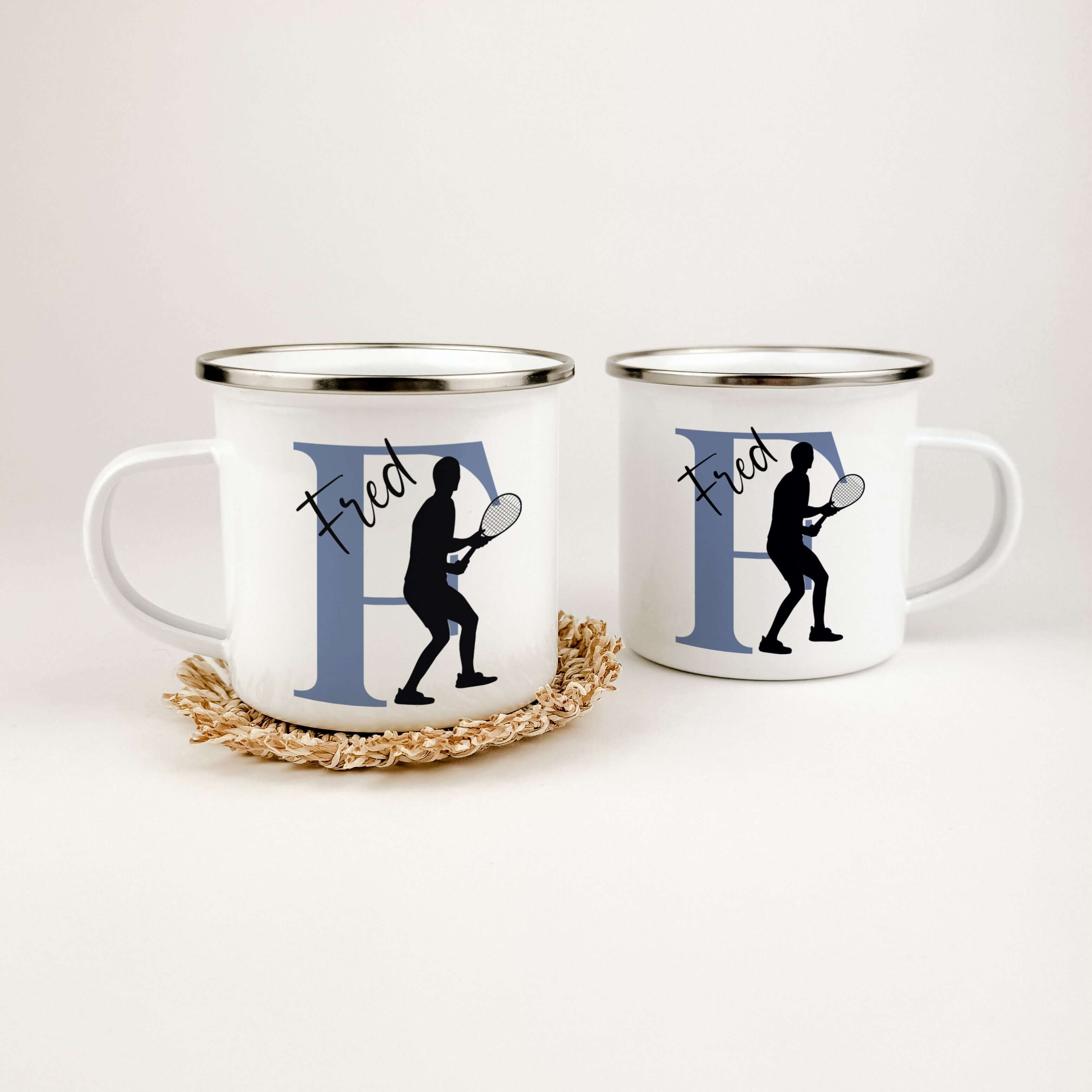 Emaille Tasse mit Namen Tennis-famprints-Emaille Tasse-Entdecke die Emaille Tasse mit Namen Tennis – dein perfekter Begleiter für jede Sportpause. Diese personalisierte Tasse bringt nicht nur deinen Namen und Initialen zur Geltung, sondern auch die Silhou