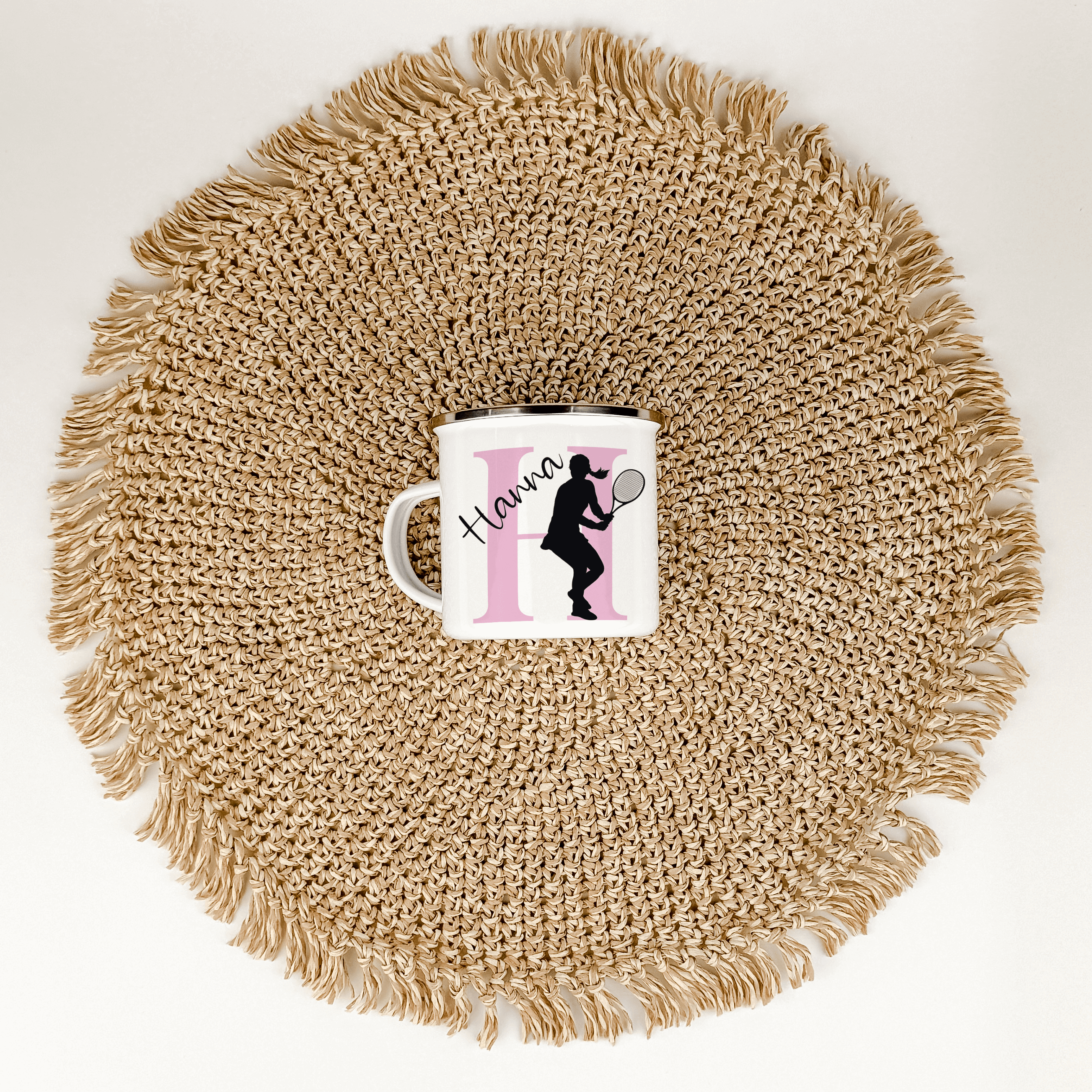 Emaille Tasse mit Namen Tennis-famprints-Emaille Tasse-Entdecke die Emaille Tasse mit Namen Tennis – dein perfekter Begleiter für jede Sportpause. Diese personalisierte Tasse bringt nicht nur deinen Namen und Initialen zur Geltung, sondern auch die Silhou
