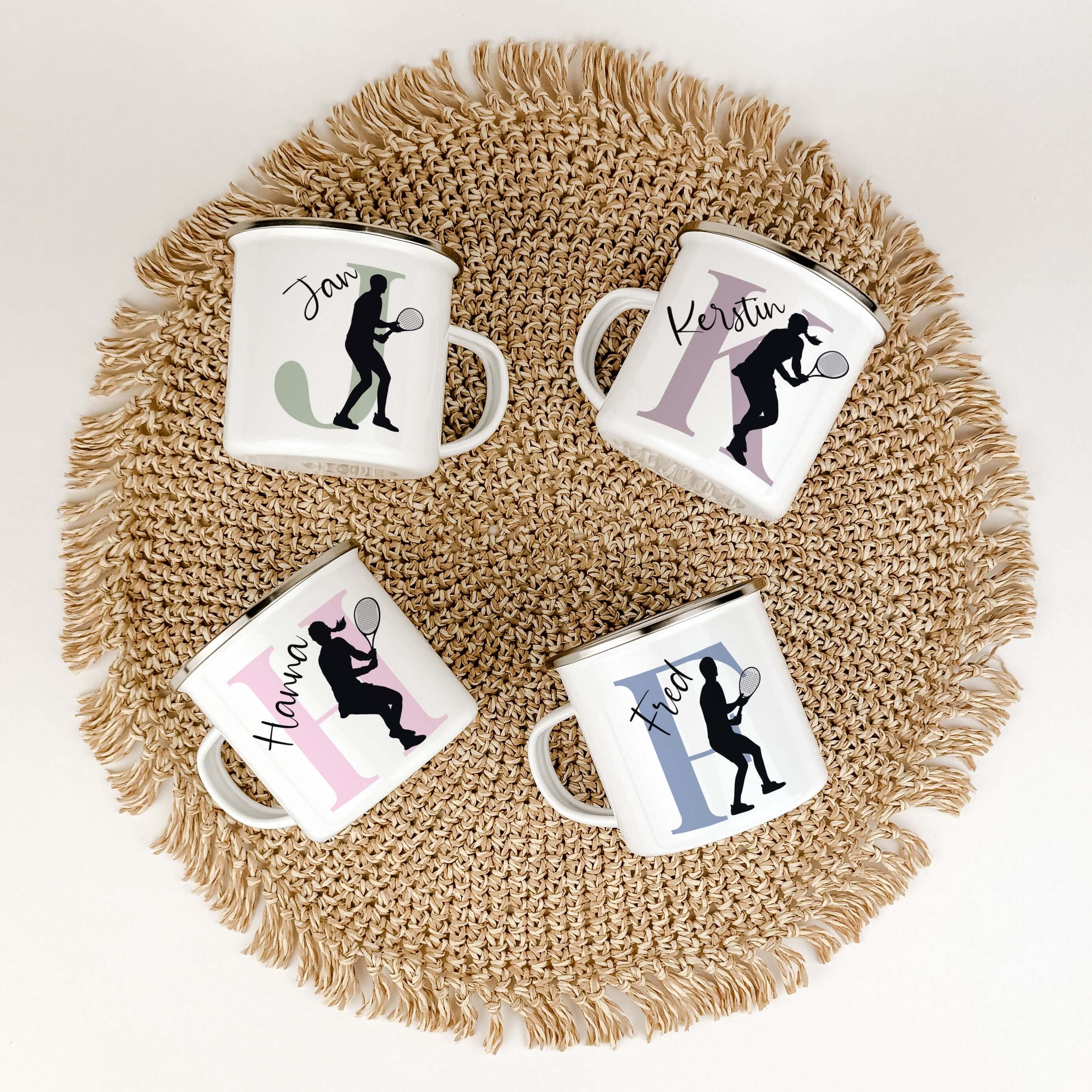 Emaille Tasse mit Namen Tennis-famprints-Emaille Tasse-Entdecke die Emaille Tasse mit Namen Tennis – dein perfekter Begleiter für jede Sportpause. Diese personalisierte Tasse bringt nicht nur deinen Namen und Initialen zur Geltung, sondern auch die Silhou