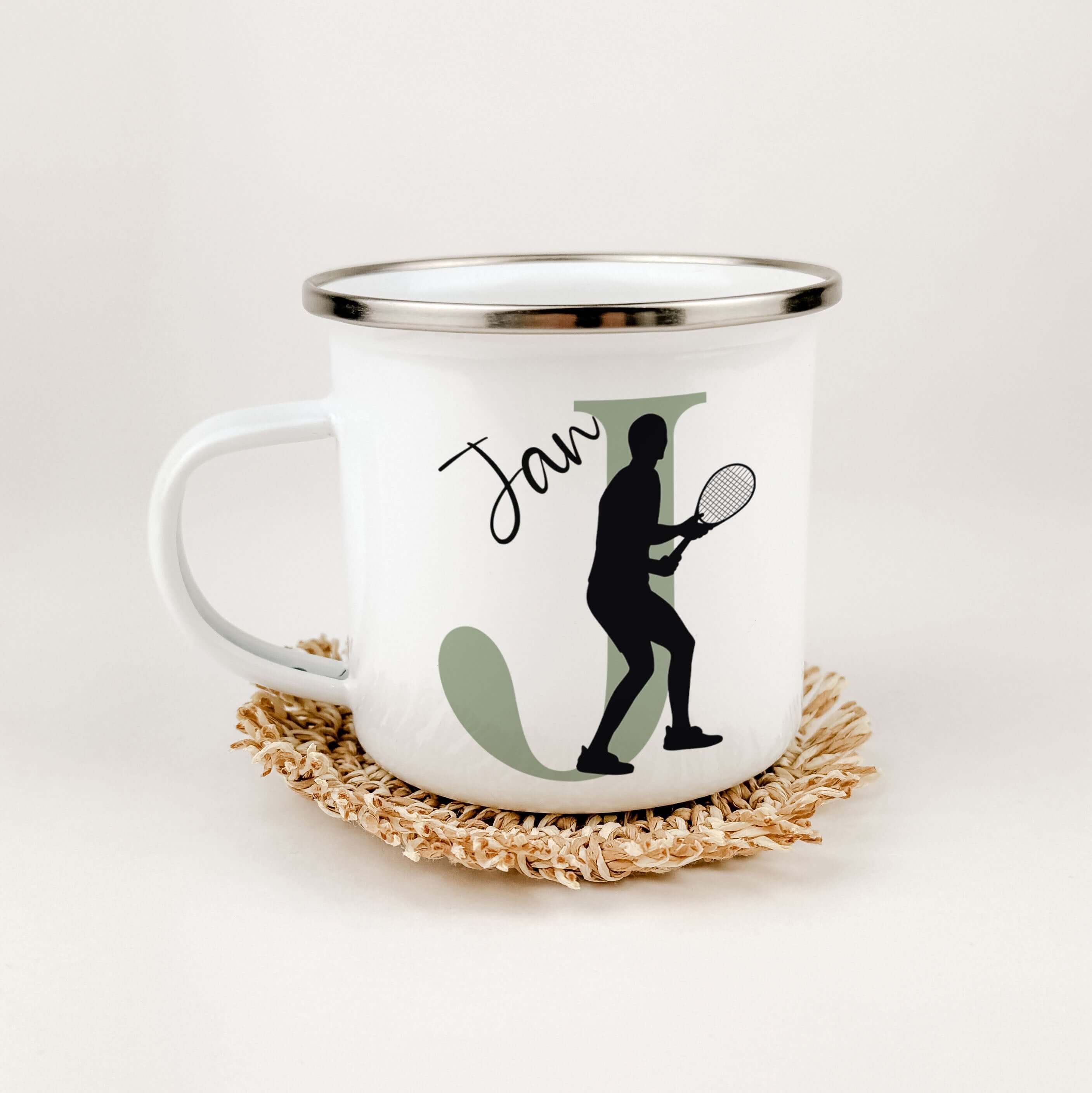 Emaille Tasse mit Namen Tennis-famprints-Emaille Tasse-Entdecke die Emaille Tasse mit Namen Tennis – dein perfekter Begleiter für jede Sportpause. Diese personalisierte Tasse bringt nicht nur deinen Namen und Initialen zur Geltung, sondern auch die Silhou