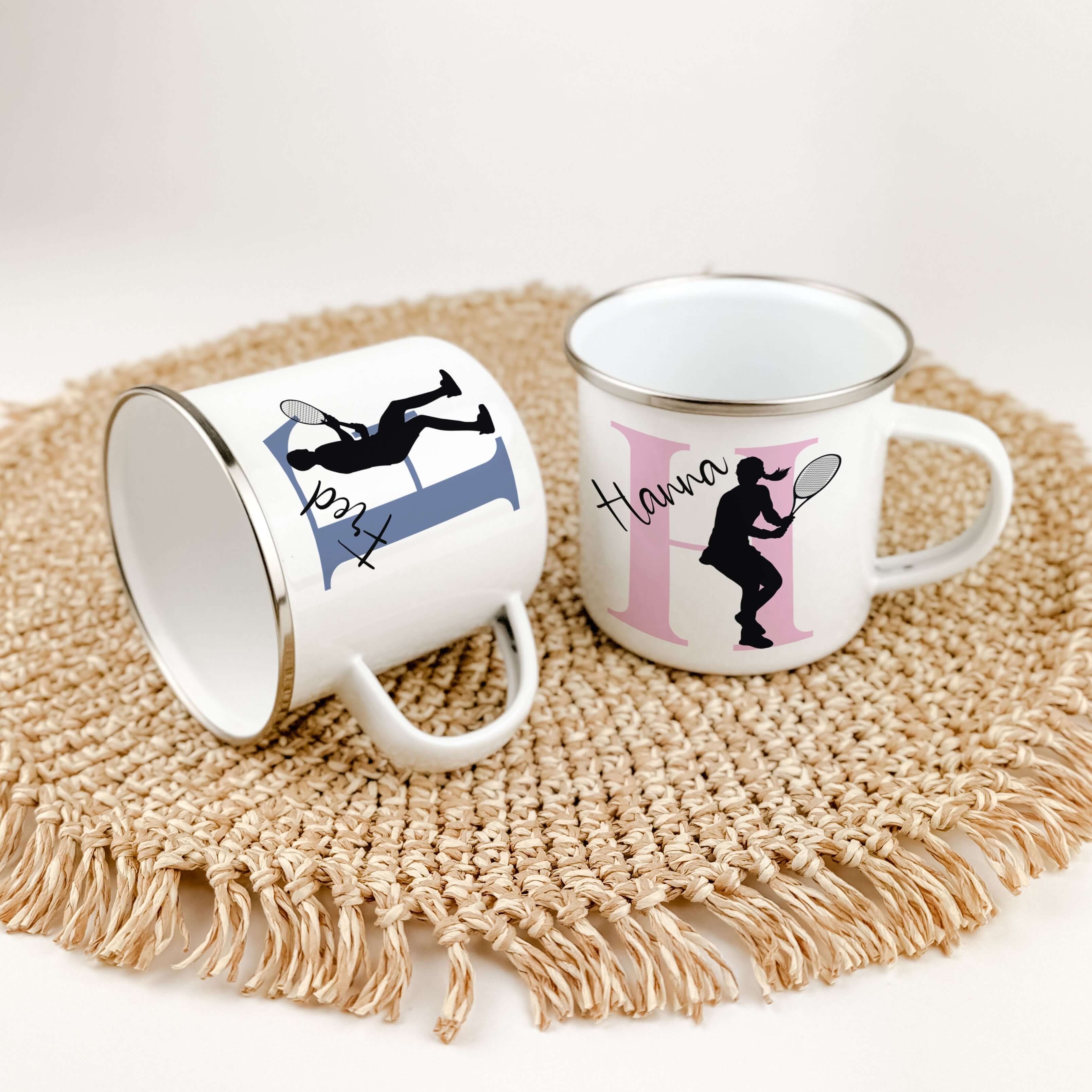 Emaille Tasse mit Namen Tennis-famprints-Emaille Tasse-Entdecke die Emaille Tasse mit Namen Tennis – dein perfekter Begleiter für jede Sportpause. Diese personalisierte Tasse bringt nicht nur deinen Namen und Initialen zur Geltung, sondern auch die Silhou