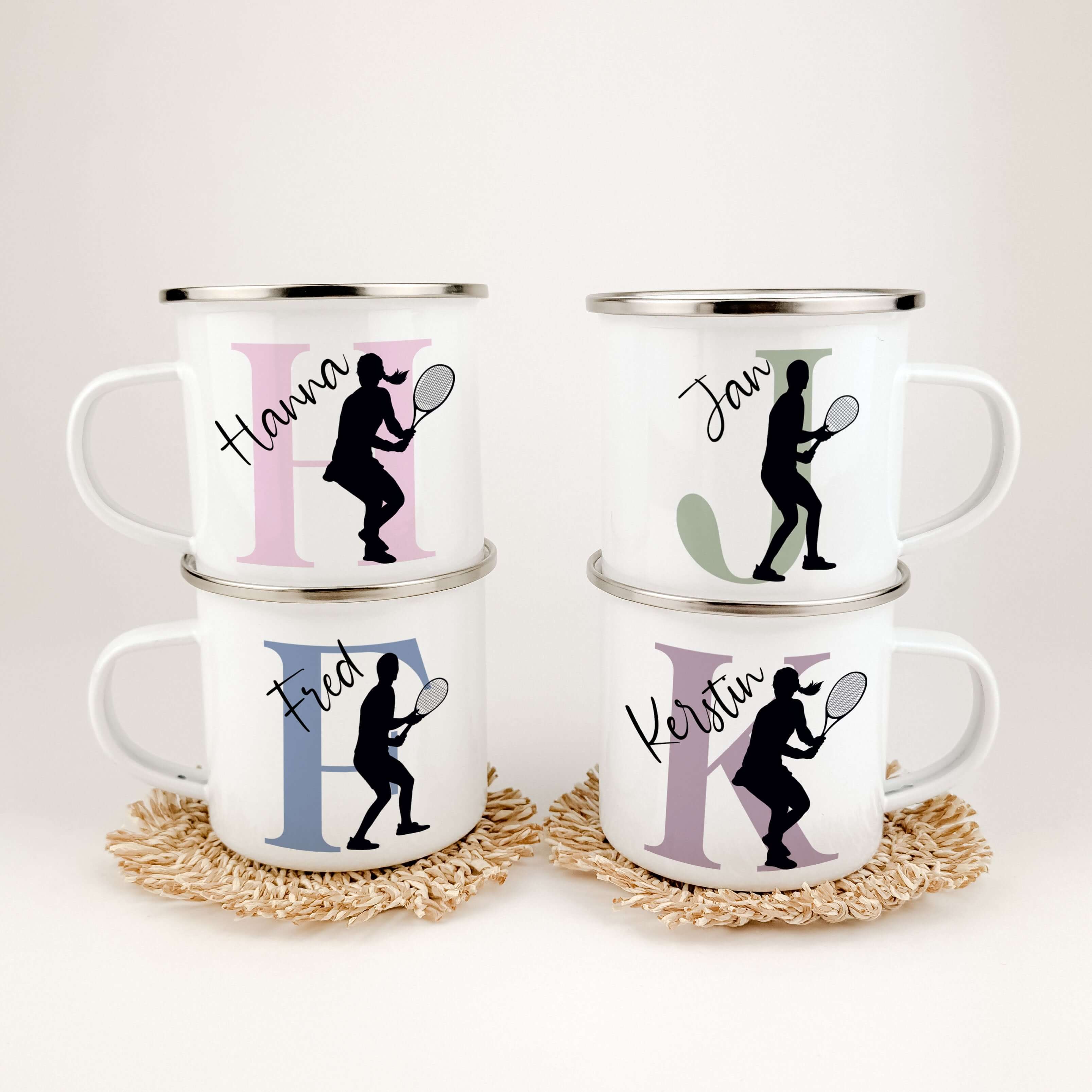 Emaille Tasse mit Namen Tennis-famprints-Emaille Tasse-Entdecke die Emaille Tasse mit Namen Tennis – dein perfekter Begleiter für jede Sportpause. Diese personalisierte Tasse bringt nicht nur deinen Namen und Initialen zur Geltung, sondern auch die Silhou
