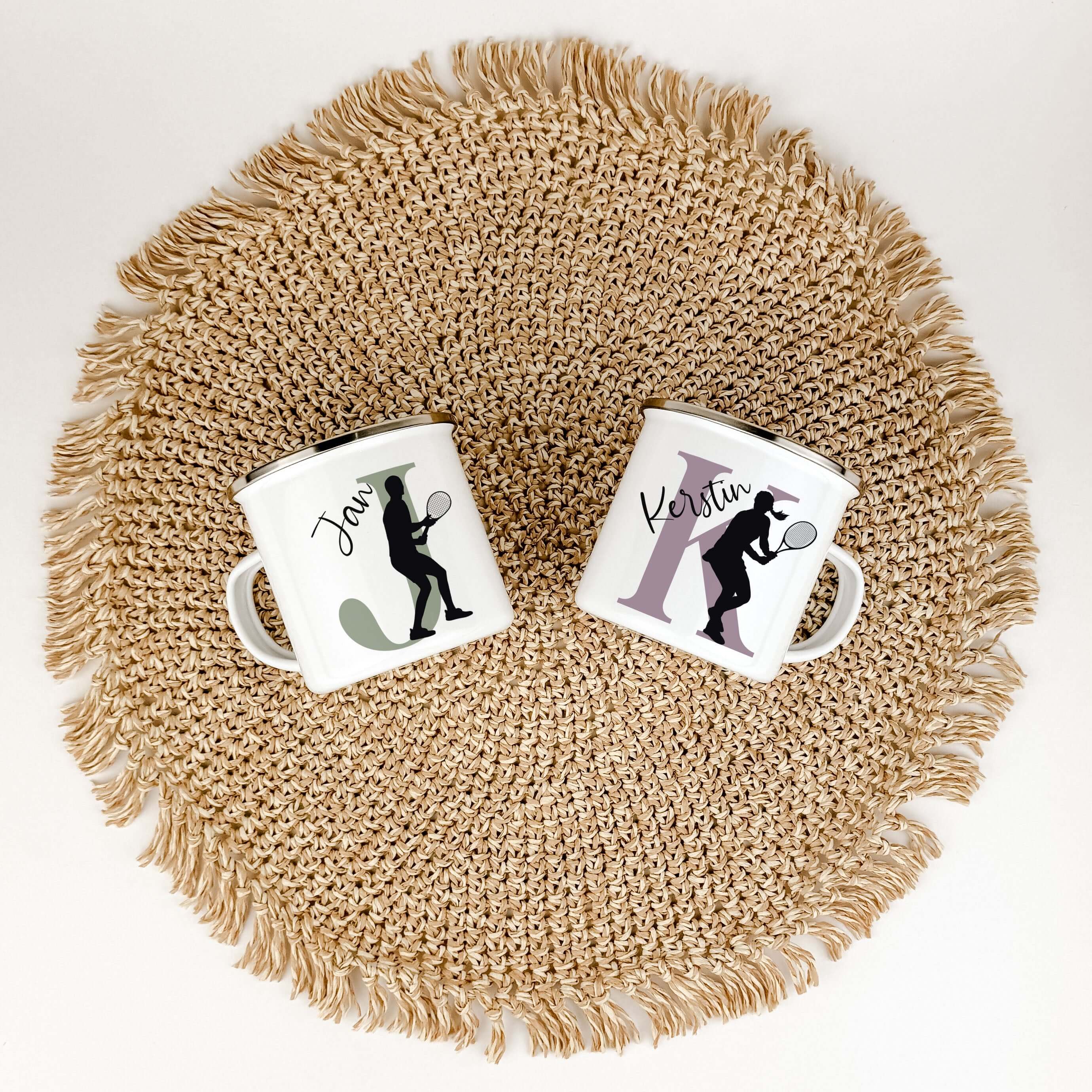 Emaille Tasse mit Namen Tennis-famprints-Emaille Tasse-Entdecke die Emaille Tasse mit Namen Tennis – dein perfekter Begleiter für jede Sportpause. Diese personalisierte Tasse bringt nicht nur deinen Namen und Initialen zur Geltung, sondern auch die Silhou