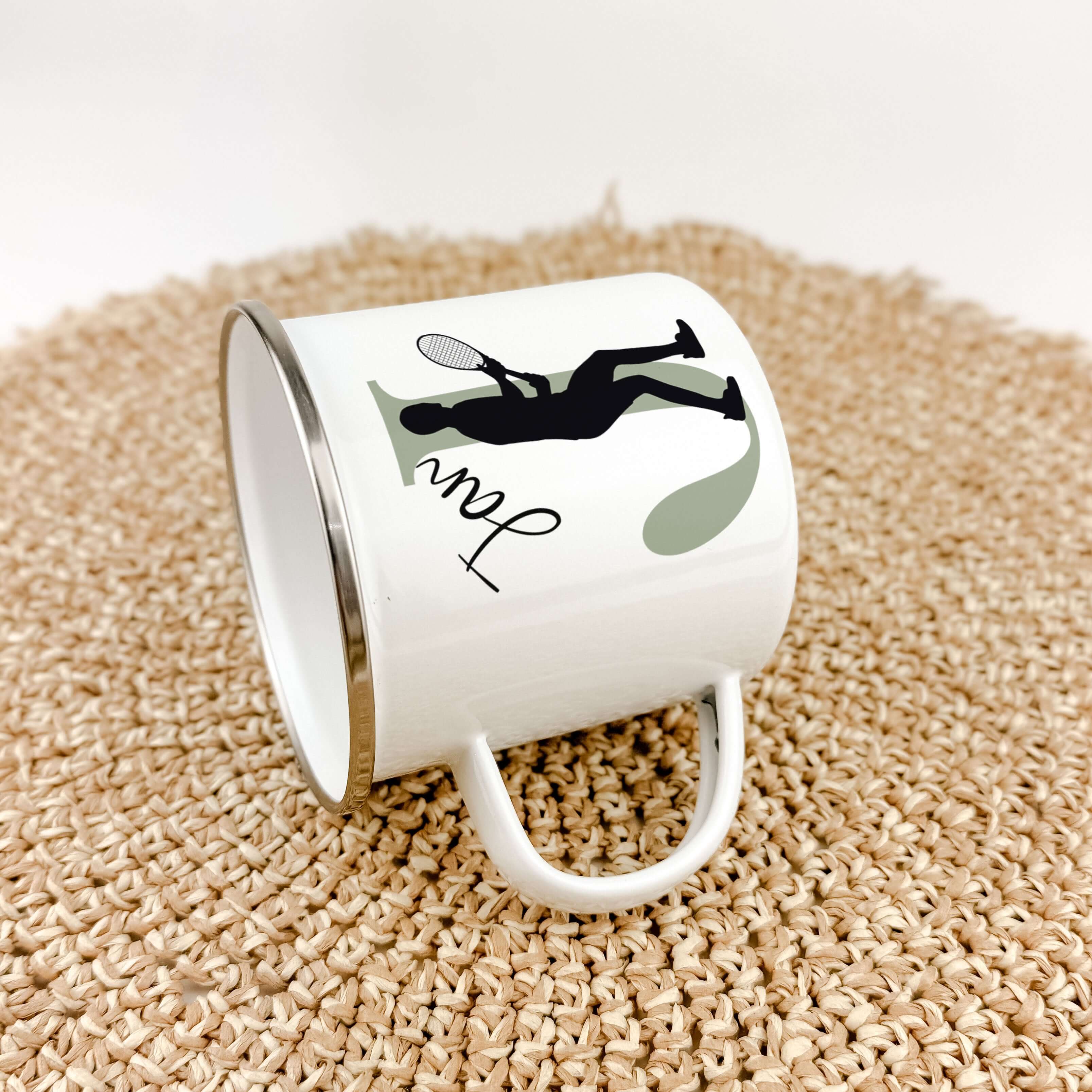 Emaille Tasse mit Namen Tennis-famprints-Emaille Tasse-Entdecke die Emaille Tasse mit Namen Tennis – dein perfekter Begleiter für jede Sportpause. Diese personalisierte Tasse bringt nicht nur deinen Namen und Initialen zur Geltung, sondern auch die Silhou