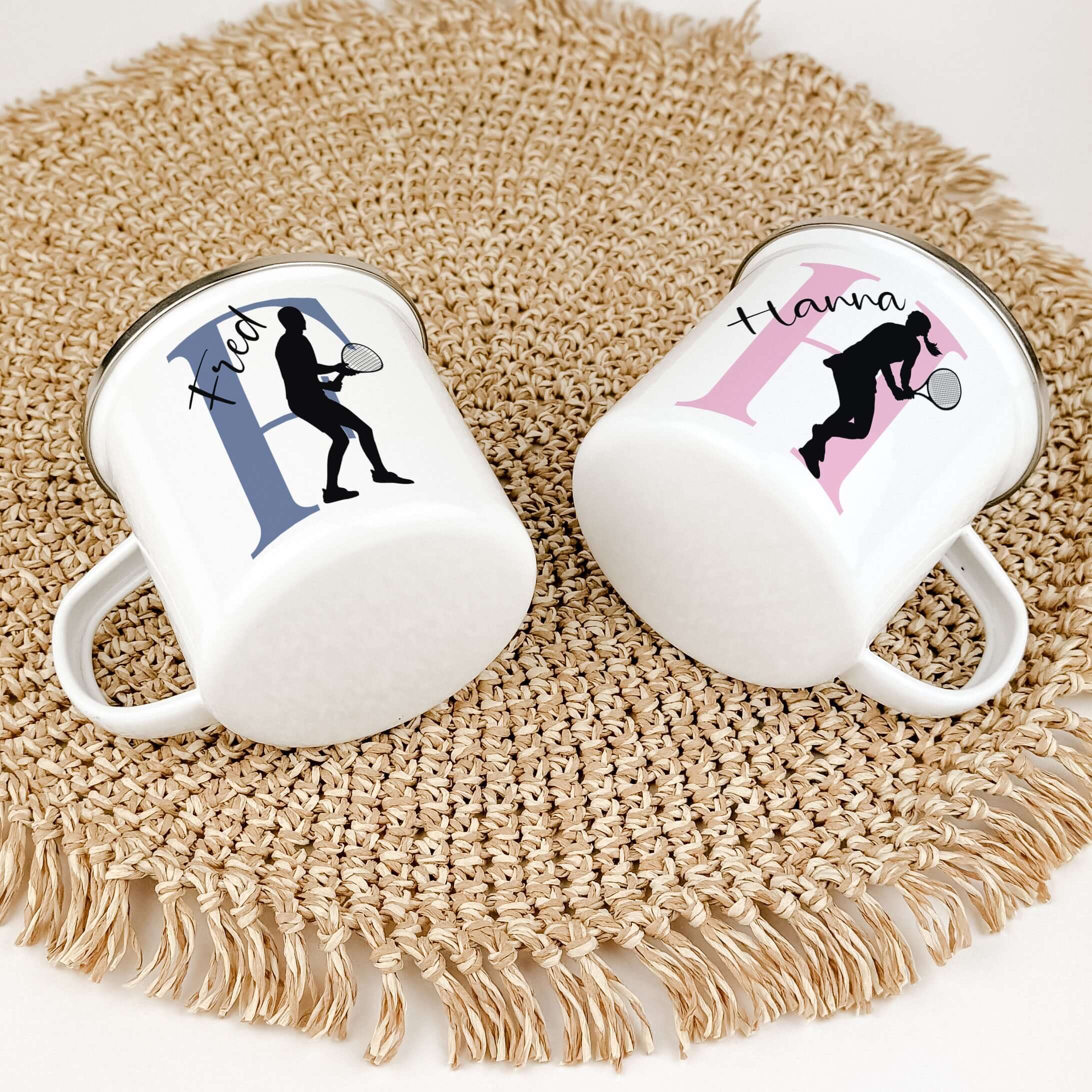 Emaille Tasse mit Namen Tennis-famprints-Emaille Tasse-Entdecke die Emaille Tasse mit Namen Tennis – dein perfekter Begleiter für jede Sportpause. Diese personalisierte Tasse bringt nicht nur deinen Namen und Initialen zur Geltung, sondern auch die Silhou