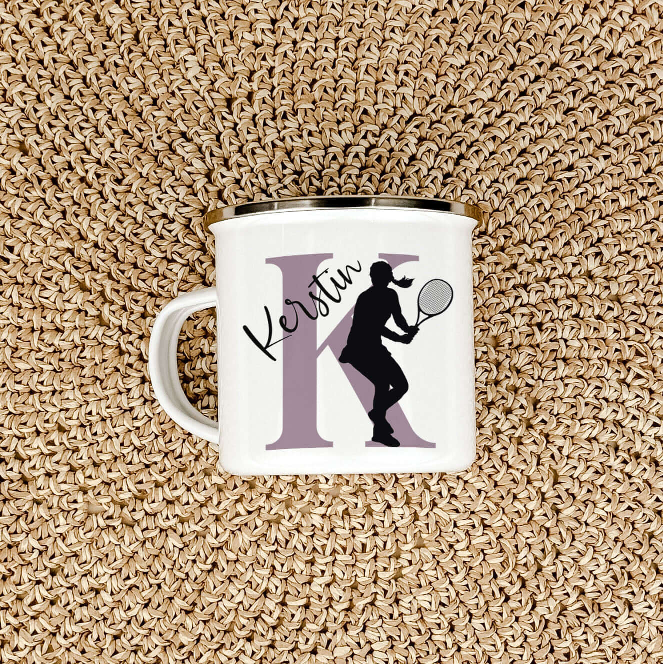 Emaille Tasse mit Namen Tennis-famprints-Emaille Tasse-Entdecke die Emaille Tasse mit Namen Tennis – dein perfekter Begleiter für jede Sportpause. Diese personalisierte Tasse bringt nicht nur deinen Namen und Initialen zur Geltung, sondern auch die Silhou