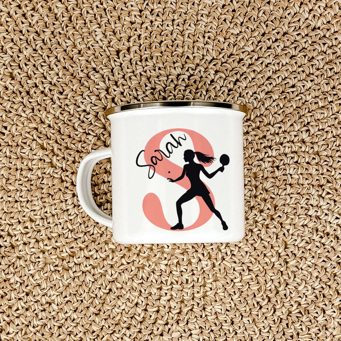 Emaille Tasse mit Namen Tischtennis-famprints-Emaille Tasse-Entdecke die perfekte Emaille Tasse für Tischtennis-Liebhaber! Mit dieser individuell gestaltbaren Tasse bringst du nicht nur Farbe in deinen Alltag, sondern schaffst auch ein einzigartiges Gesch