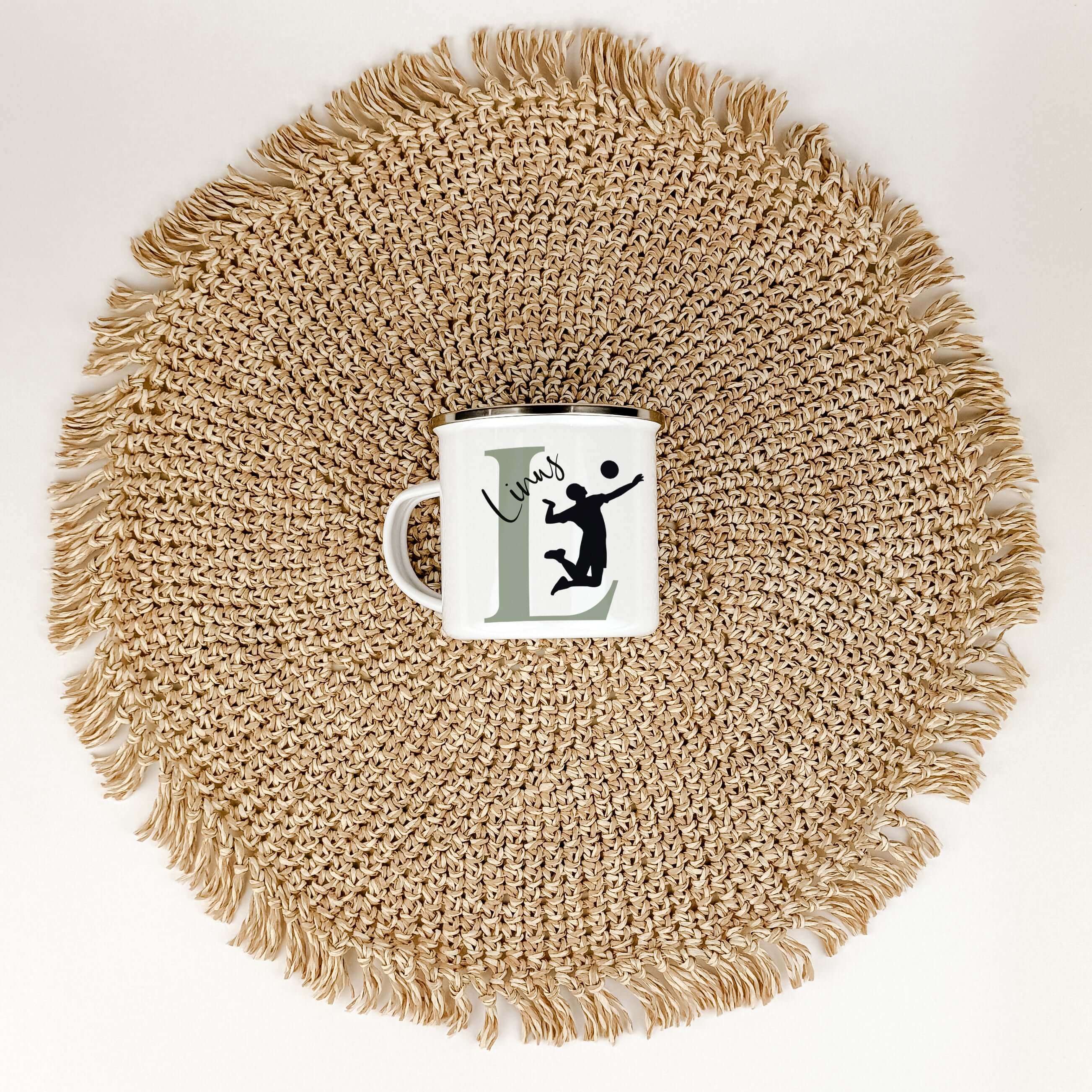 Emaille Tasse mit Namen Volleyball-famprints-Emaille Tasse-Entdecke die perfekte Kombination aus Individualität und Leidenschaft mit unserer personalisierten Emaille Tasse für Volleyball-Fans! Diese einzigartige Tasse ist nicht nur ein praktischer Begleit