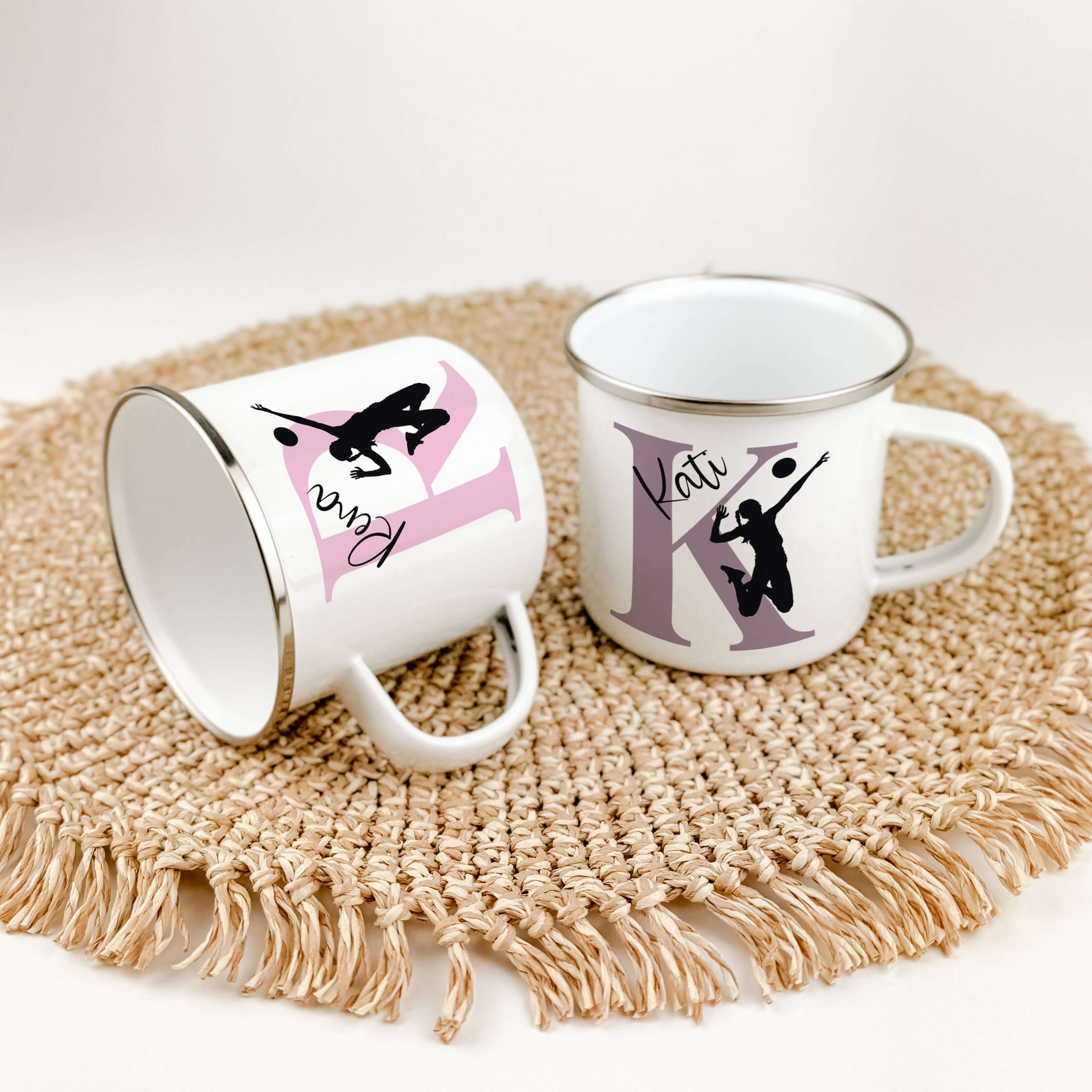 Emaille Tasse mit Namen Volleyball-famprints-Emaille Tasse-Entdecke die perfekte Kombination aus Individualität und Leidenschaft mit unserer personalisierten Emaille Tasse für Volleyball-Fans! Diese einzigartige Tasse ist nicht nur ein praktischer Begleit