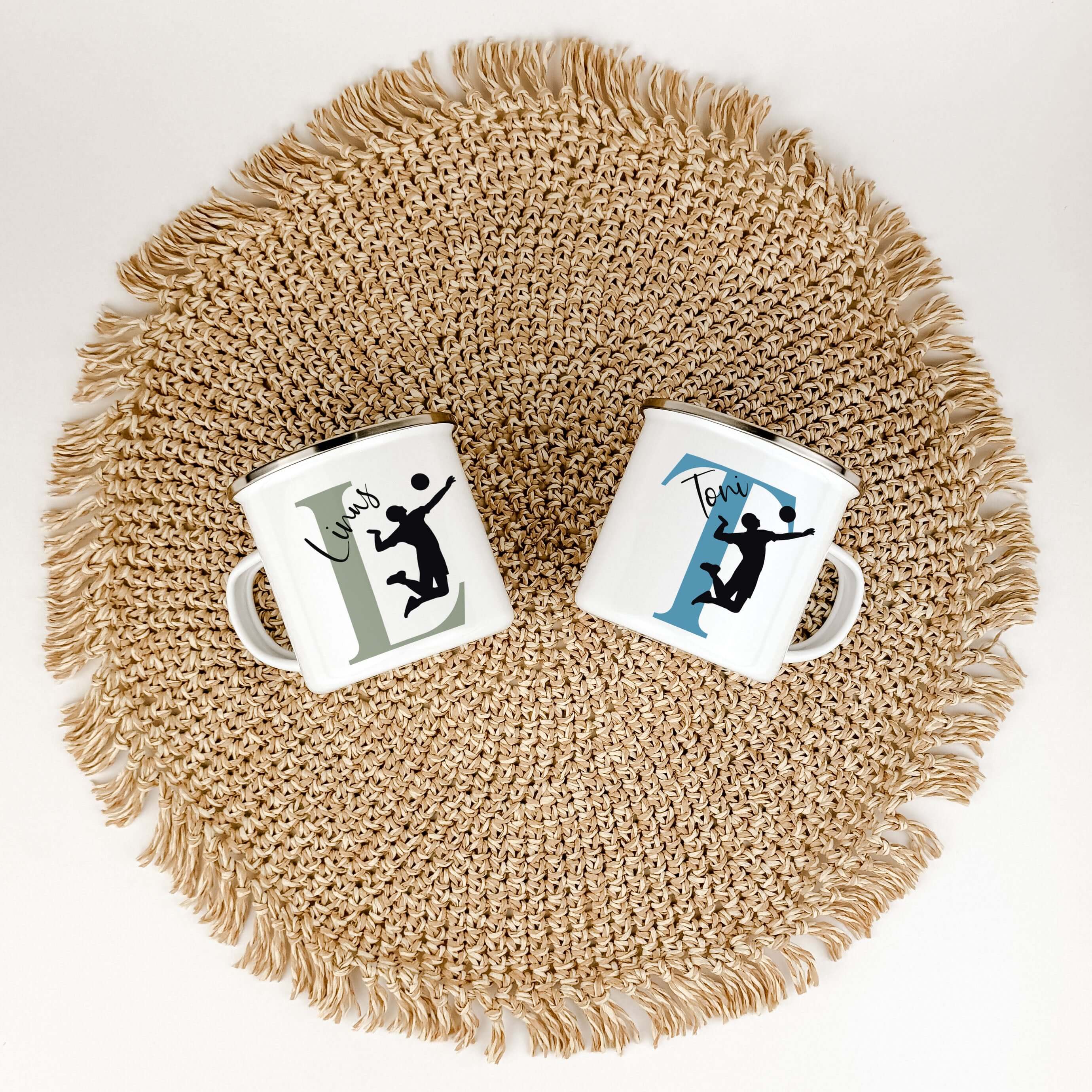 Emaille Tasse mit Namen Volleyball-famprints-Emaille Tasse-Entdecke die perfekte Kombination aus Individualität und Leidenschaft mit unserer personalisierten Emaille Tasse für Volleyball-Fans! Diese einzigartige Tasse ist nicht nur ein praktischer Begleit