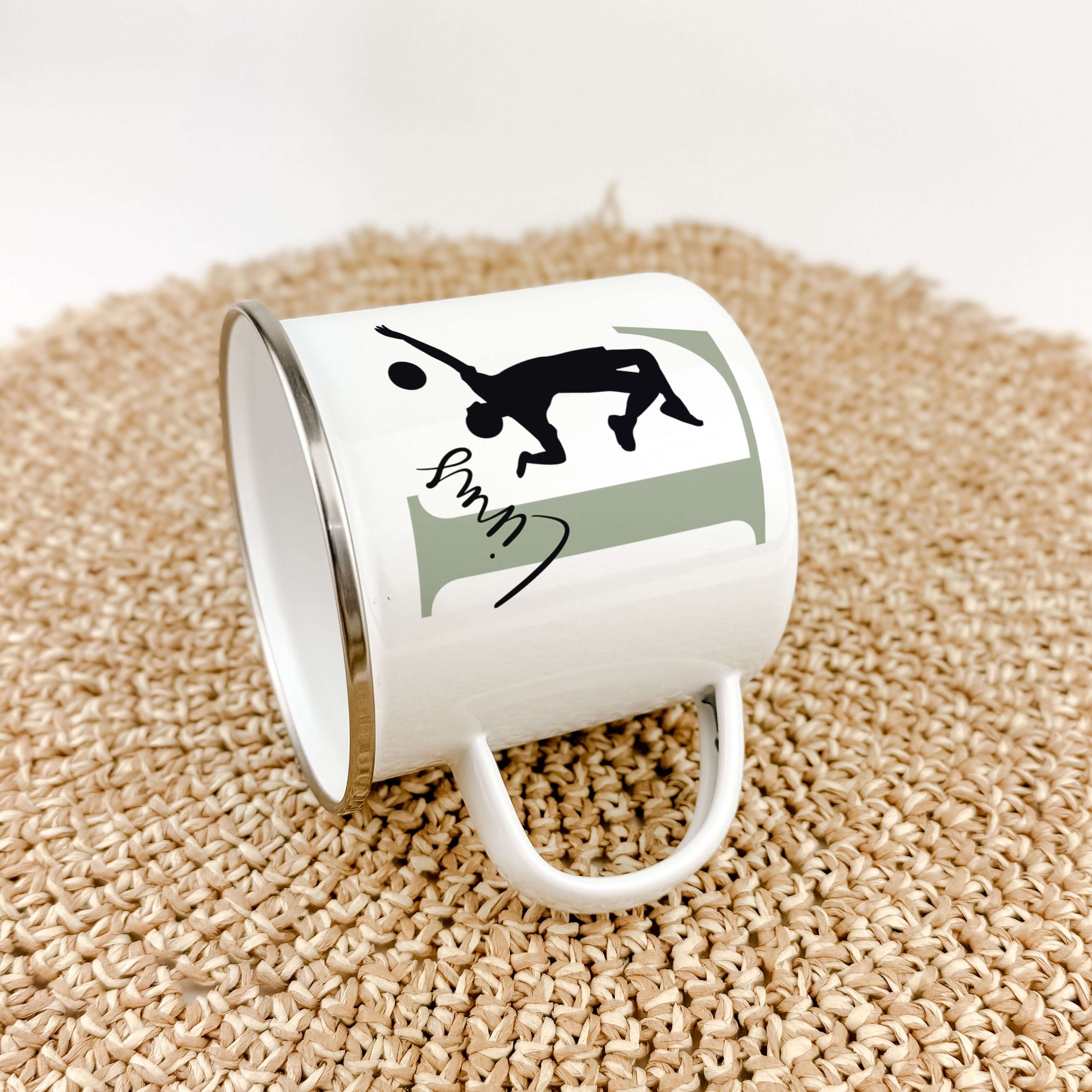 Emaille Tasse mit Namen Volleyball-famprints-Emaille Tasse-Entdecke die perfekte Kombination aus Individualität und Leidenschaft mit unserer personalisierten Emaille Tasse für Volleyball-Fans! Diese einzigartige Tasse ist nicht nur ein praktischer Begleit