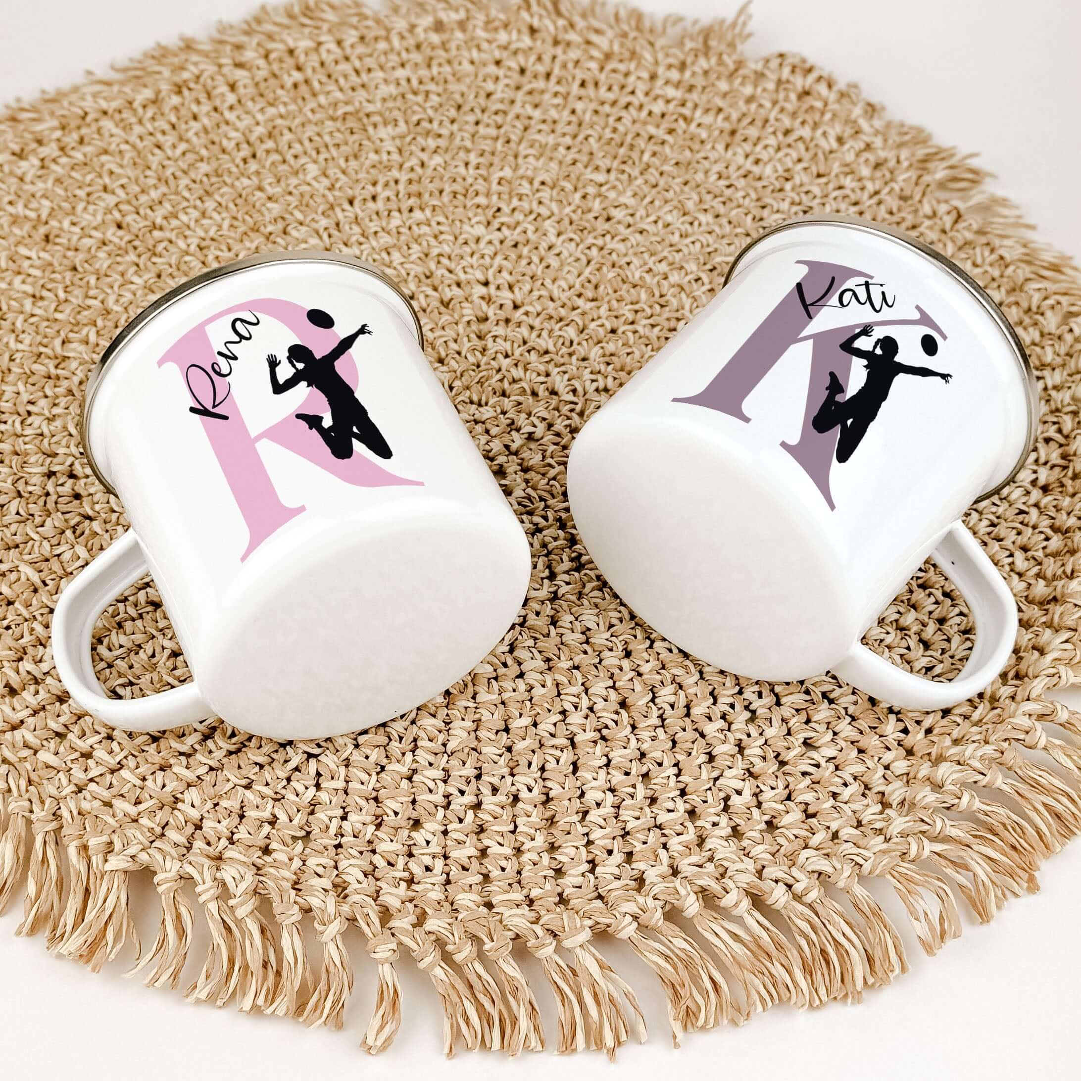 Emaille Tasse mit Namen Volleyball-famprints-Emaille Tasse-Entdecke die perfekte Kombination aus Individualität und Leidenschaft mit unserer personalisierten Emaille Tasse für Volleyball-Fans! Diese einzigartige Tasse ist nicht nur ein praktischer Begleit