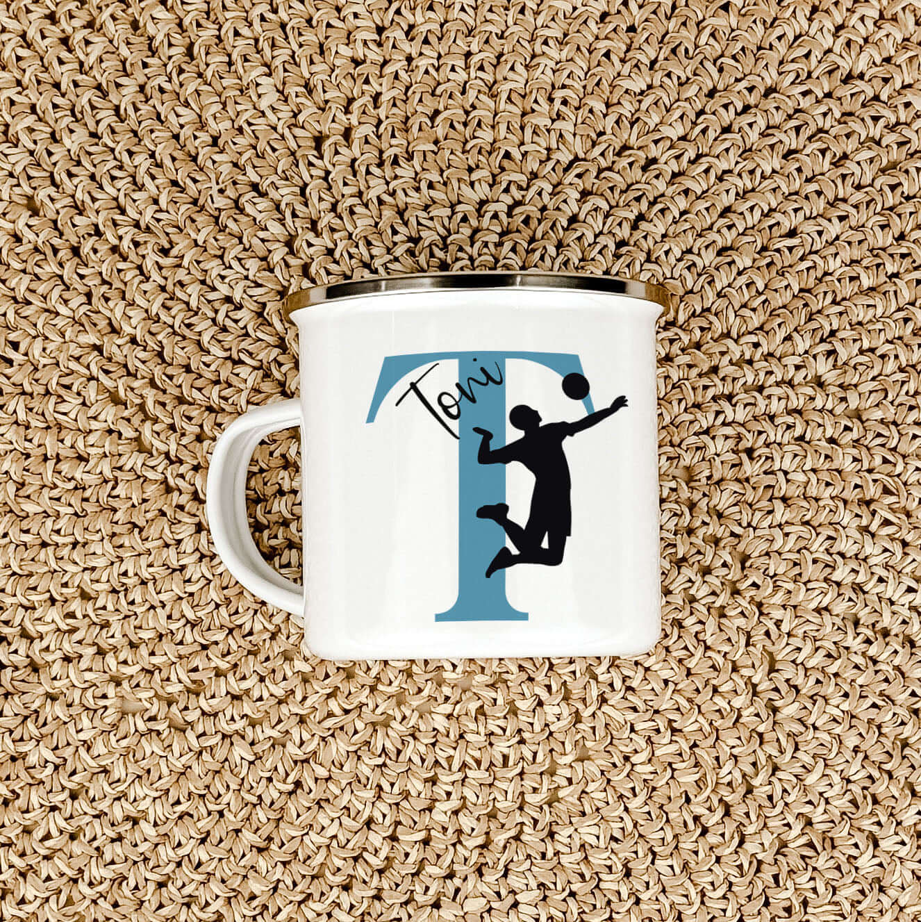 Emaille Tasse mit Namen Volleyball-famprints-Emaille Tasse-Entdecke die perfekte Kombination aus Individualität und Leidenschaft mit unserer personalisierten Emaille Tasse für Volleyball-Fans! Diese einzigartige Tasse ist nicht nur ein praktischer Begleit