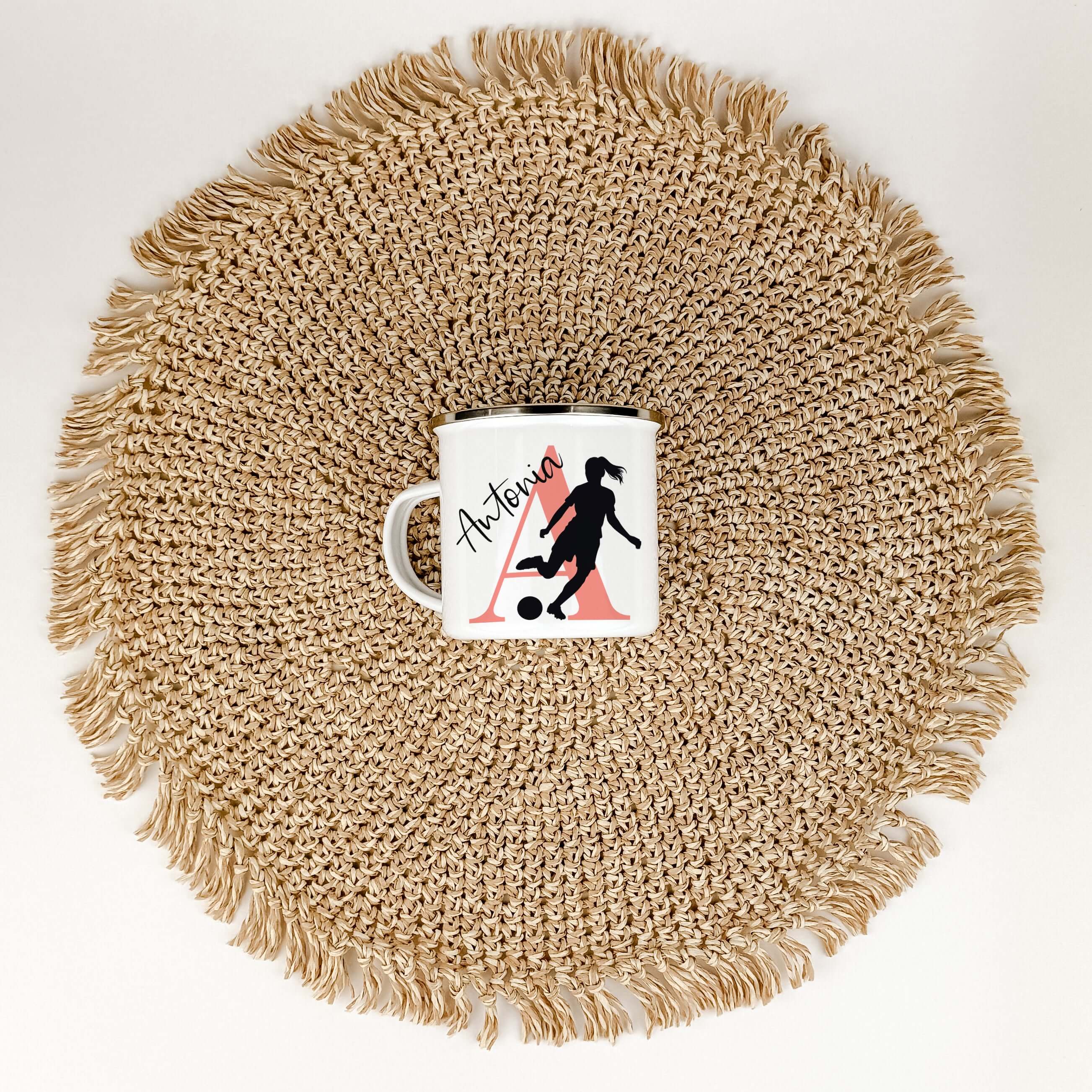 Emaille Tasse mit Namen Fußball-famprints-Emaille Tasse-Entdecke die perfekte Emaille Tasse für kleine Fußballfans – ein individuelles Geschenk, das Freude und Begeisterung weckt! Mit dieser personalisierten Tasse bringst du nicht nur ein Lächeln auf die