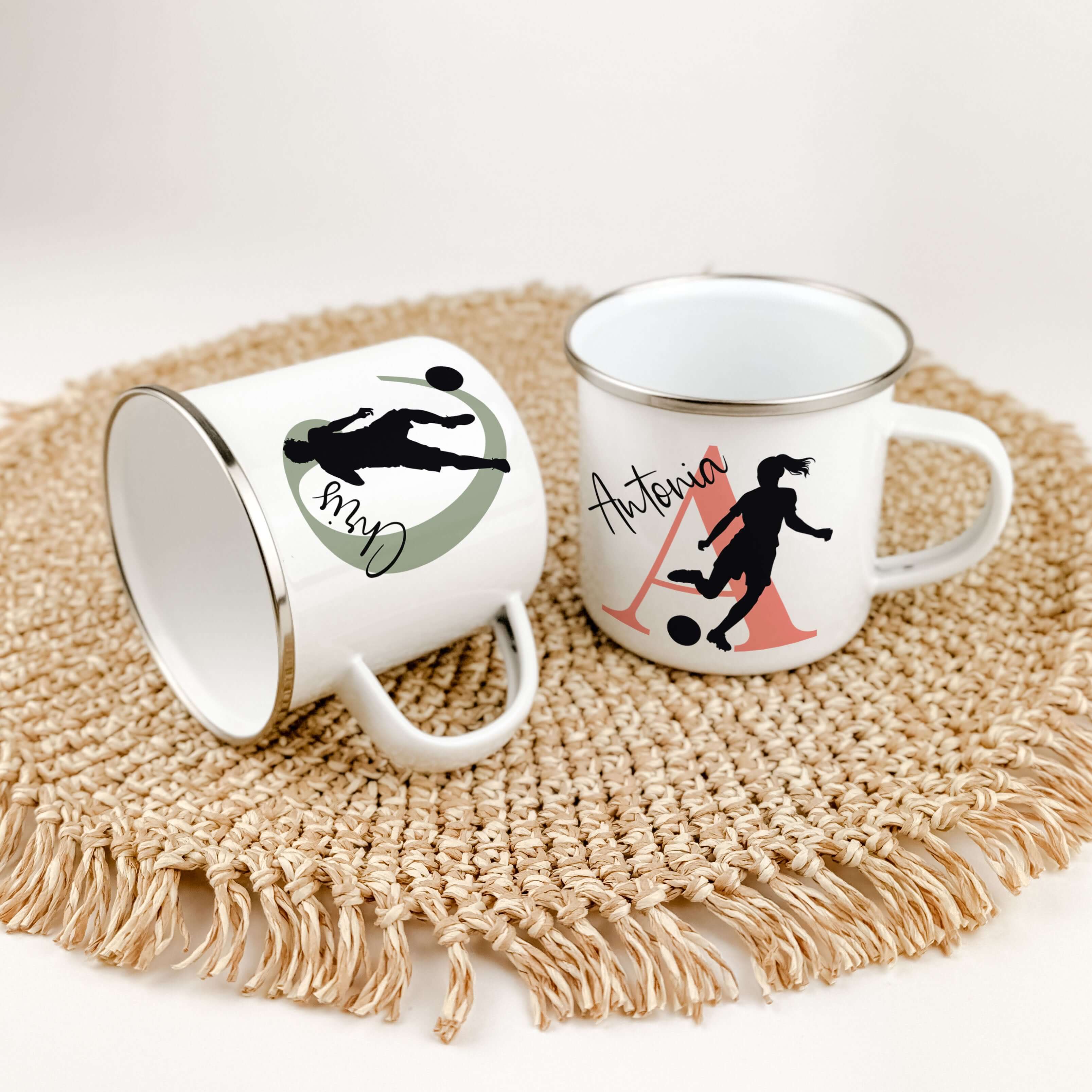 Emaille Tasse mit Namen Fußball-famprints-Emaille Tasse-Entdecke die perfekte Emaille Tasse für kleine Fußballfans – ein individuelles Geschenk, das Freude und Begeisterung weckt! Mit dieser personalisierten Tasse bringst du nicht nur ein Lächeln auf die