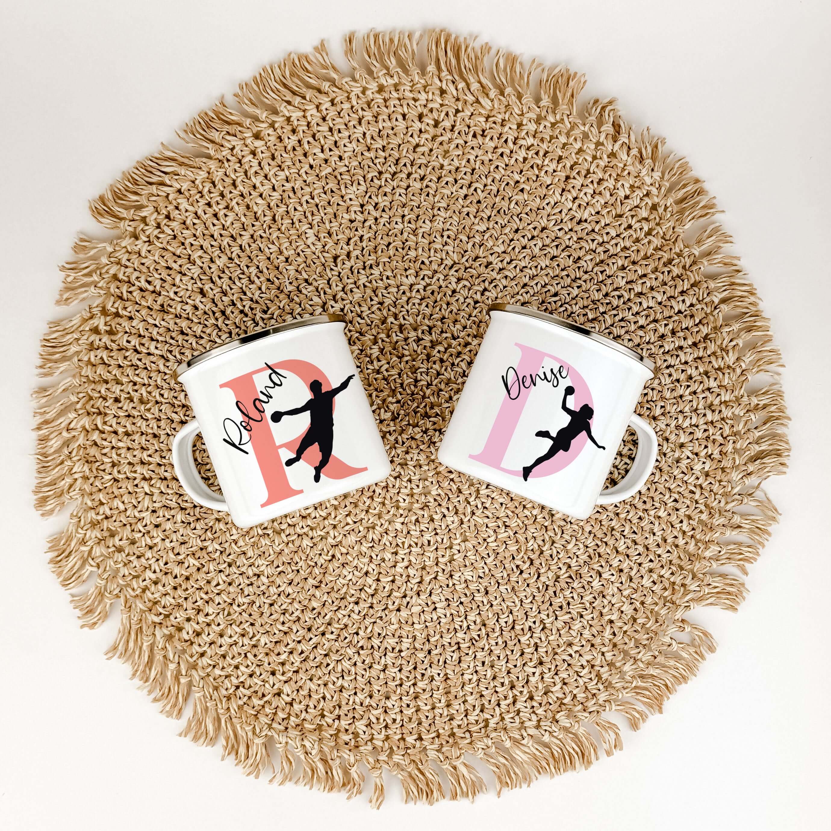 Emaille Tasse mit Namen Handball-famprints-Emaille Tasse-Entdecke die Emaille Tasse mit Namen Handball – das perfekte Geschenk für kleine Handballfans! Diese personalisierte Tasse bringt Freude in den Alltag und sorgt für ein Lächeln bei jedem Schluck. Mi