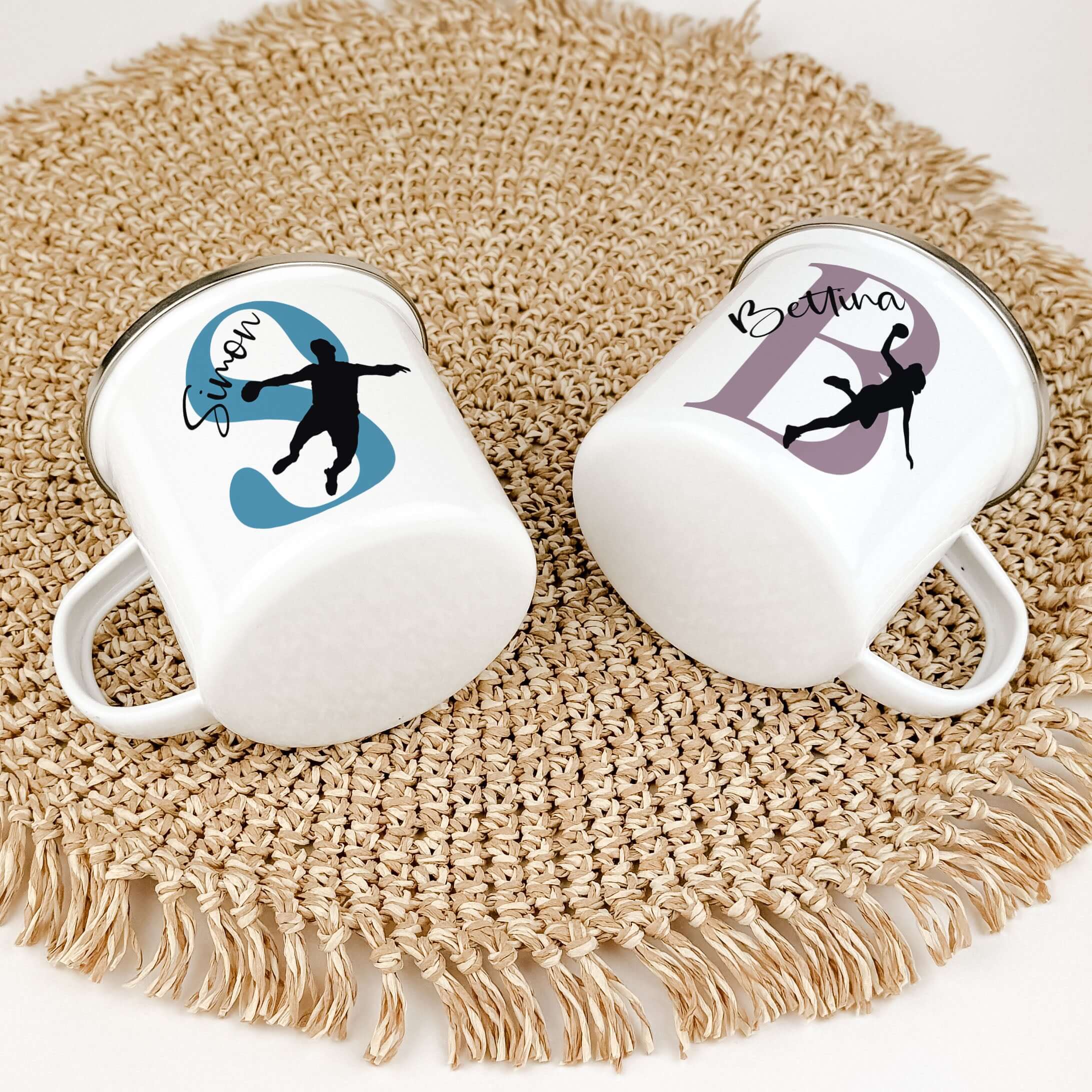 Emaille Tasse mit Namen Handball-famprints-Emaille Tasse-Entdecke die Emaille Tasse mit Namen Handball – das perfekte Geschenk für kleine Handballfans! Diese personalisierte Tasse bringt Freude in den Alltag und sorgt für ein Lächeln bei jedem Schluck. Mi
