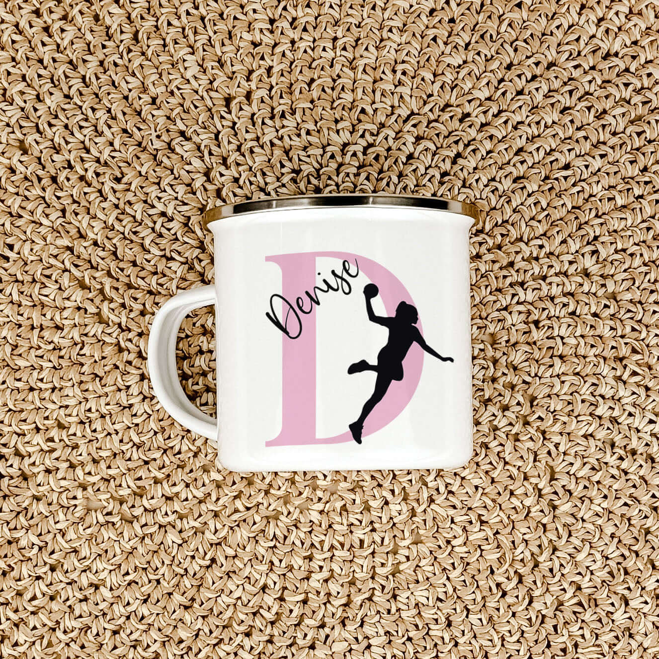 Emaille Tasse mit Namen Handball-famprints-Emaille Tasse-Entdecke die Emaille Tasse mit Namen Handball – das perfekte Geschenk für kleine Handballfans! Diese personalisierte Tasse bringt Freude in den Alltag und sorgt für ein Lächeln bei jedem Schluck. Mi