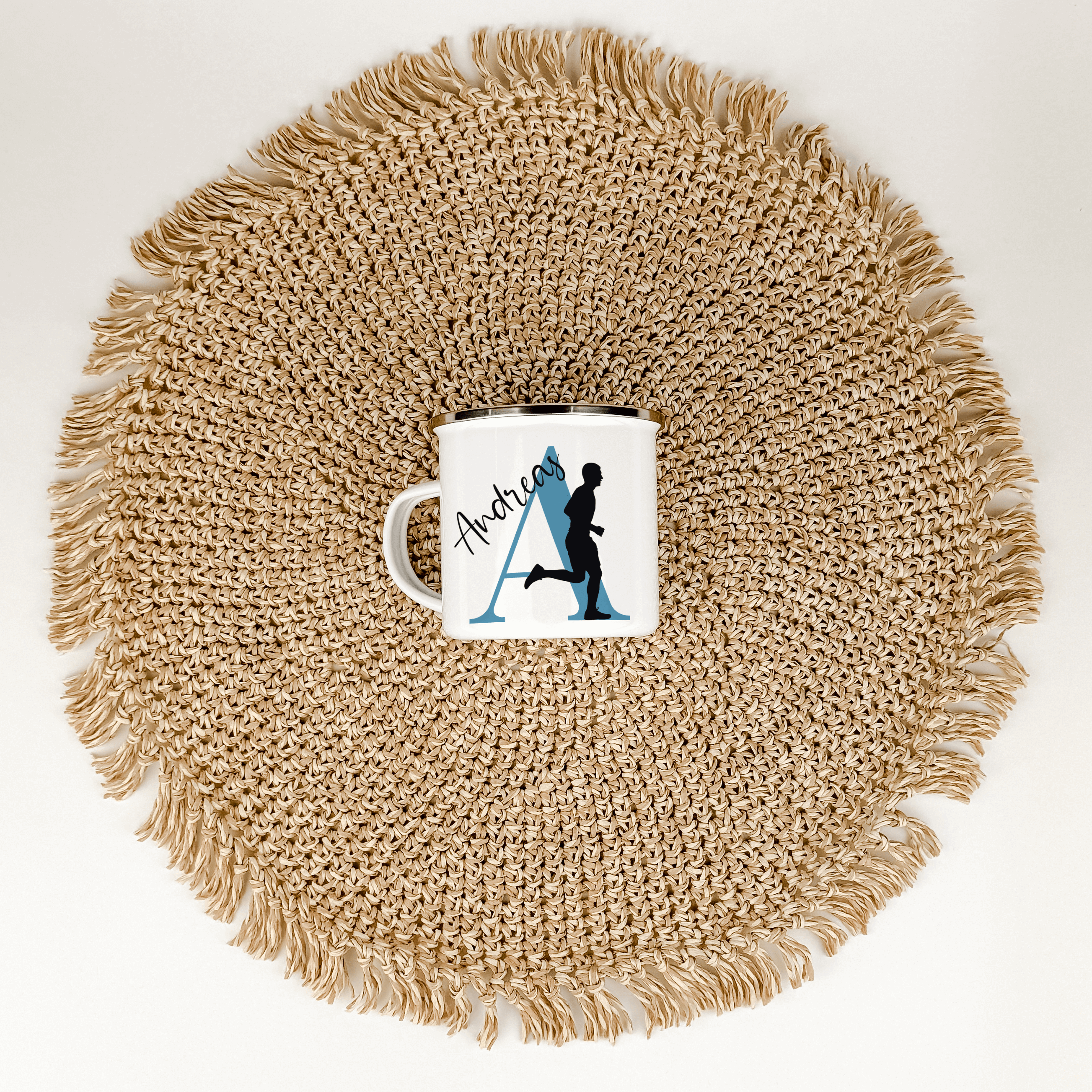 Emaille Tasse mit Namen Laufen-famprints-Emaille Tasse-Entdecke die personalisierte Emaille Tasse mit deinem Namen und Initial! Diese Tasse bietet dir nicht nur ein einzigartiges Trinkerlebnis, sondern wird auch schnell zu deinem Lieblingsbegleiter beim S