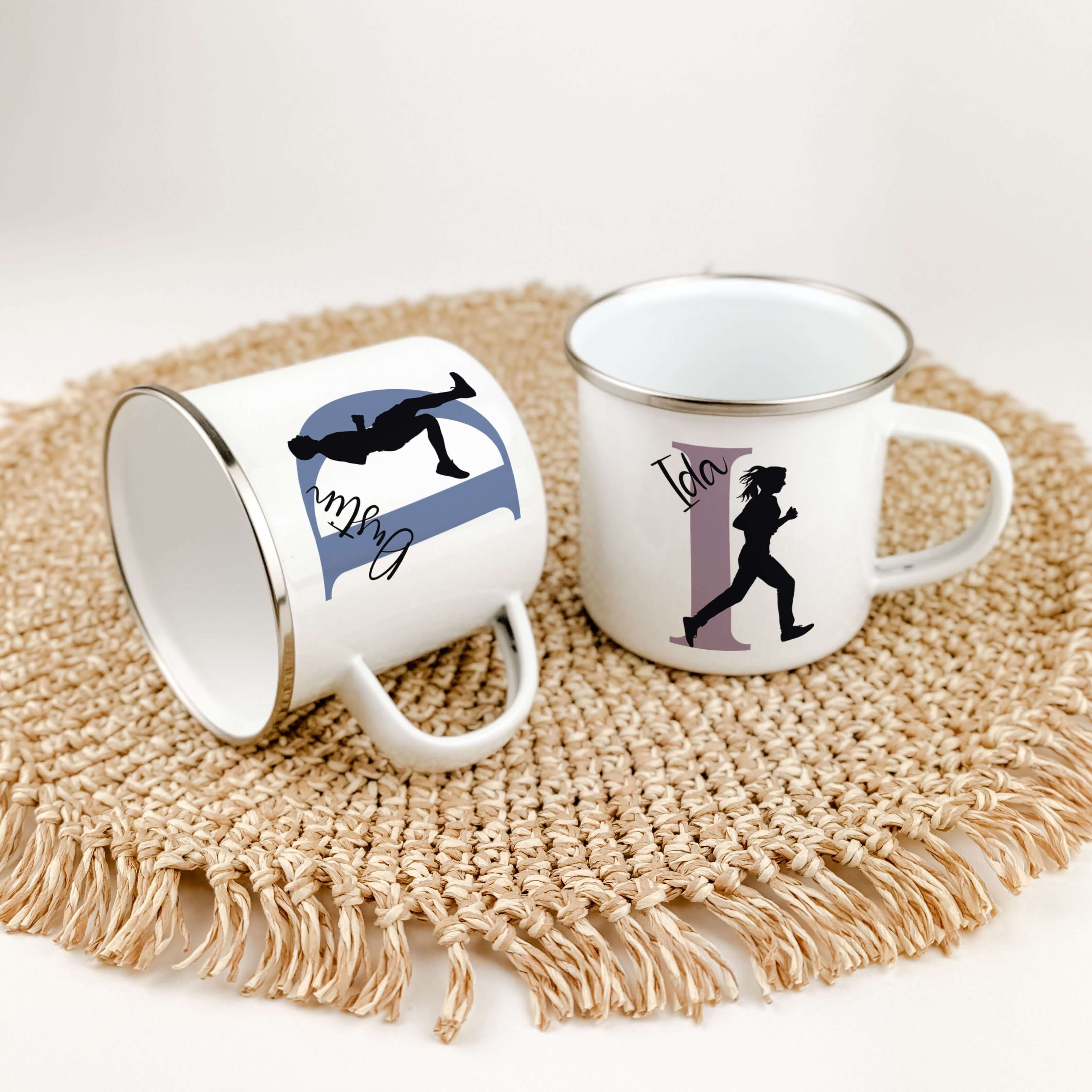 Emaille Tasse mit Namen Laufen-famprints-Emaille Tasse-Entdecke die personalisierte Emaille Tasse mit deinem Namen und Initial! Diese Tasse bietet dir nicht nur ein einzigartiges Trinkerlebnis, sondern wird auch schnell zu deinem Lieblingsbegleiter beim S