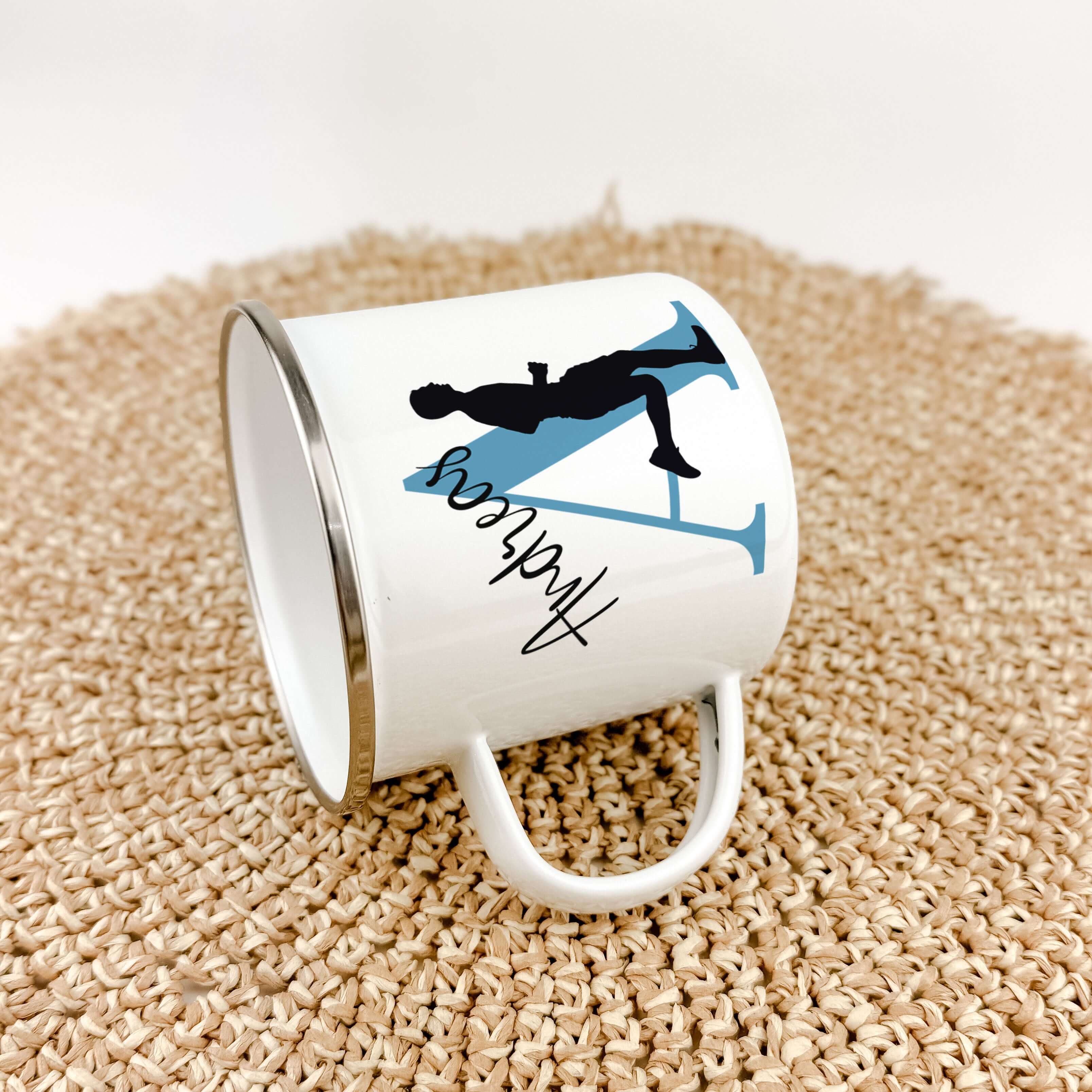 Emaille Tasse mit Namen Laufen-famprints-Emaille Tasse-Entdecke die personalisierte Emaille Tasse mit deinem Namen und Initial! Diese Tasse bietet dir nicht nur ein einzigartiges Trinkerlebnis, sondern wird auch schnell zu deinem Lieblingsbegleiter beim S