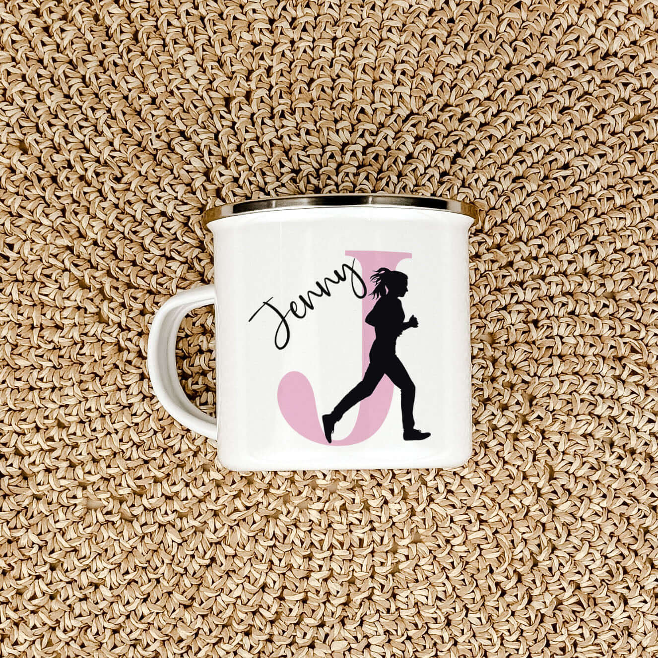 Emaille Tasse mit Namen Laufen-famprints-Emaille Tasse-Entdecke die personalisierte Emaille Tasse mit deinem Namen und Initial! Diese Tasse bietet dir nicht nur ein einzigartiges Trinkerlebnis, sondern wird auch schnell zu deinem Lieblingsbegleiter beim S