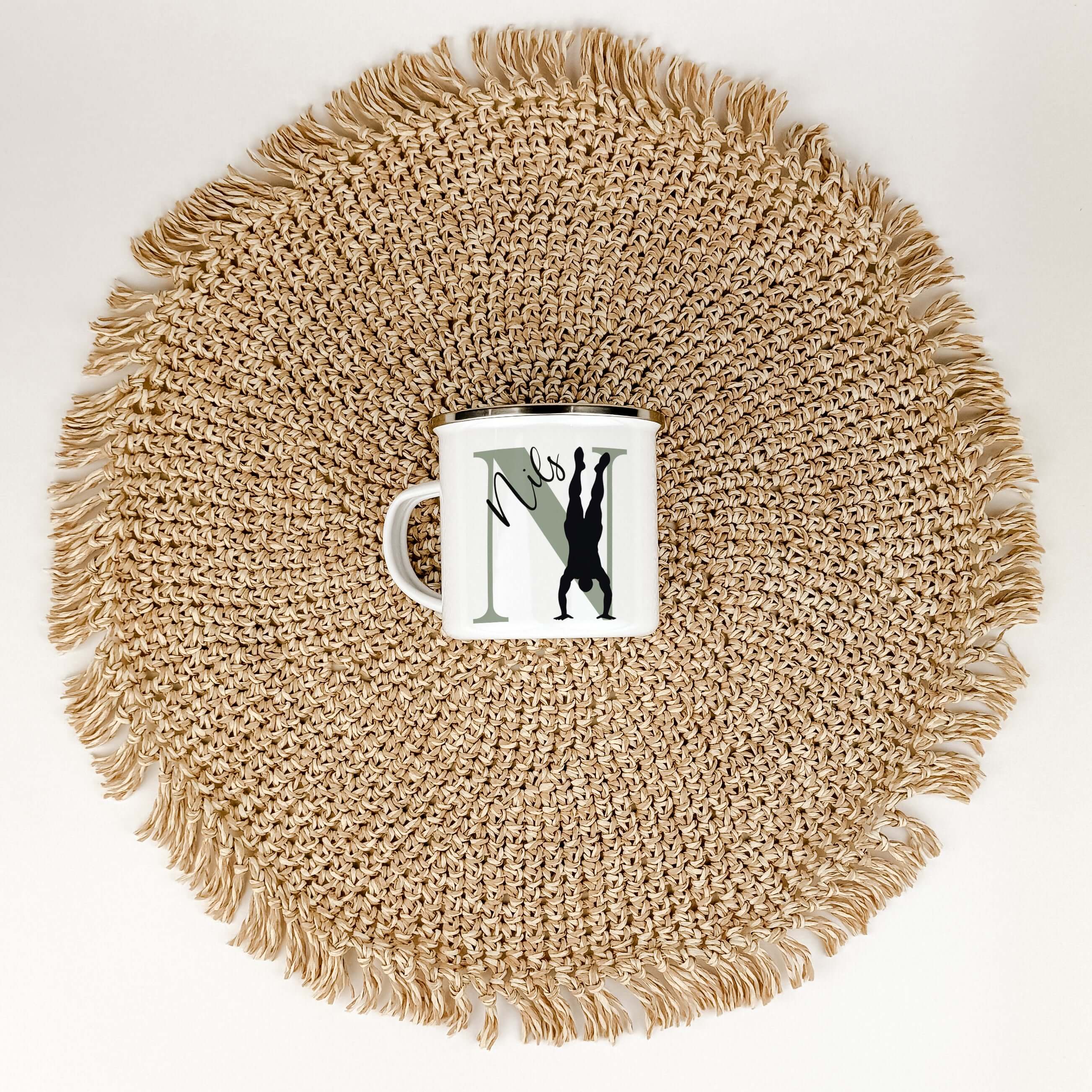 Emaille Tasse mit Namen Turnen-famprints-Emaille Tasse-Entdecke die Emaille Tasse mit Namen Turnen – das perfekte Geschenk für junge Turnerinnen und Turner! Mit dieser personalisierten Tasse bringst du nicht nur Freude, sondern auch einen Hauch von Indivi