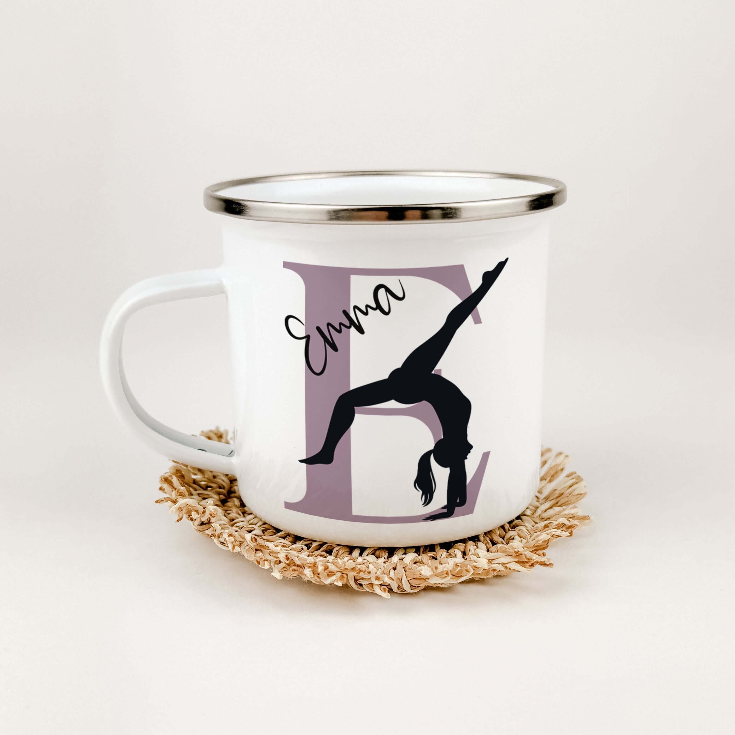 Emaille Tasse mit Namen Turnen-famprints-Emaille Tasse-Entdecke die Emaille Tasse mit Namen Turnen – das perfekte Geschenk für junge Turnerinnen und Turner! Mit dieser personalisierten Tasse bringst du nicht nur Freude, sondern auch einen Hauch von Indivi