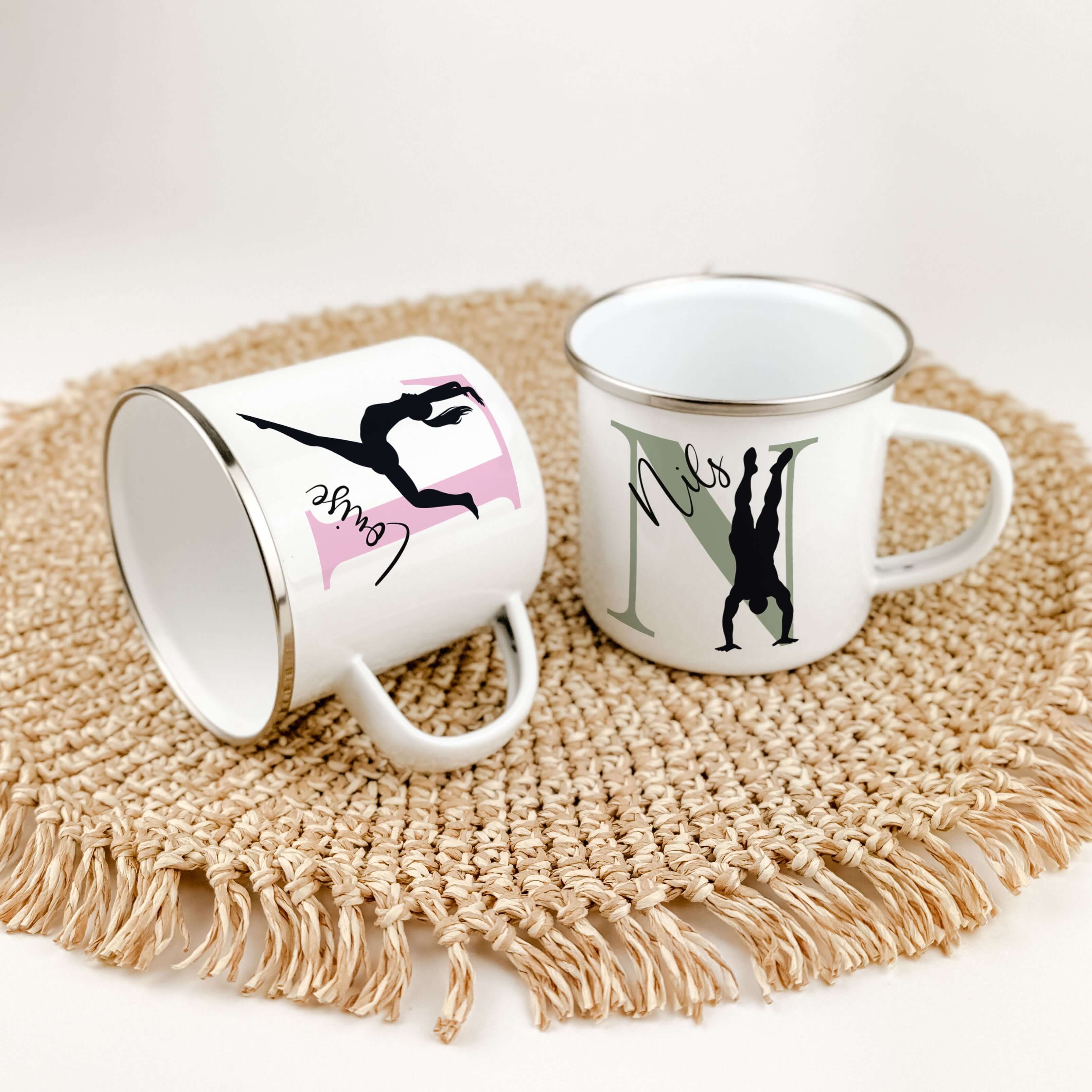 Emaille Tasse mit Namen Turnen-famprints-Emaille Tasse-Entdecke die Emaille Tasse mit Namen Turnen – das perfekte Geschenk für junge Turnerinnen und Turner! Mit dieser personalisierten Tasse bringst du nicht nur Freude, sondern auch einen Hauch von Indivi