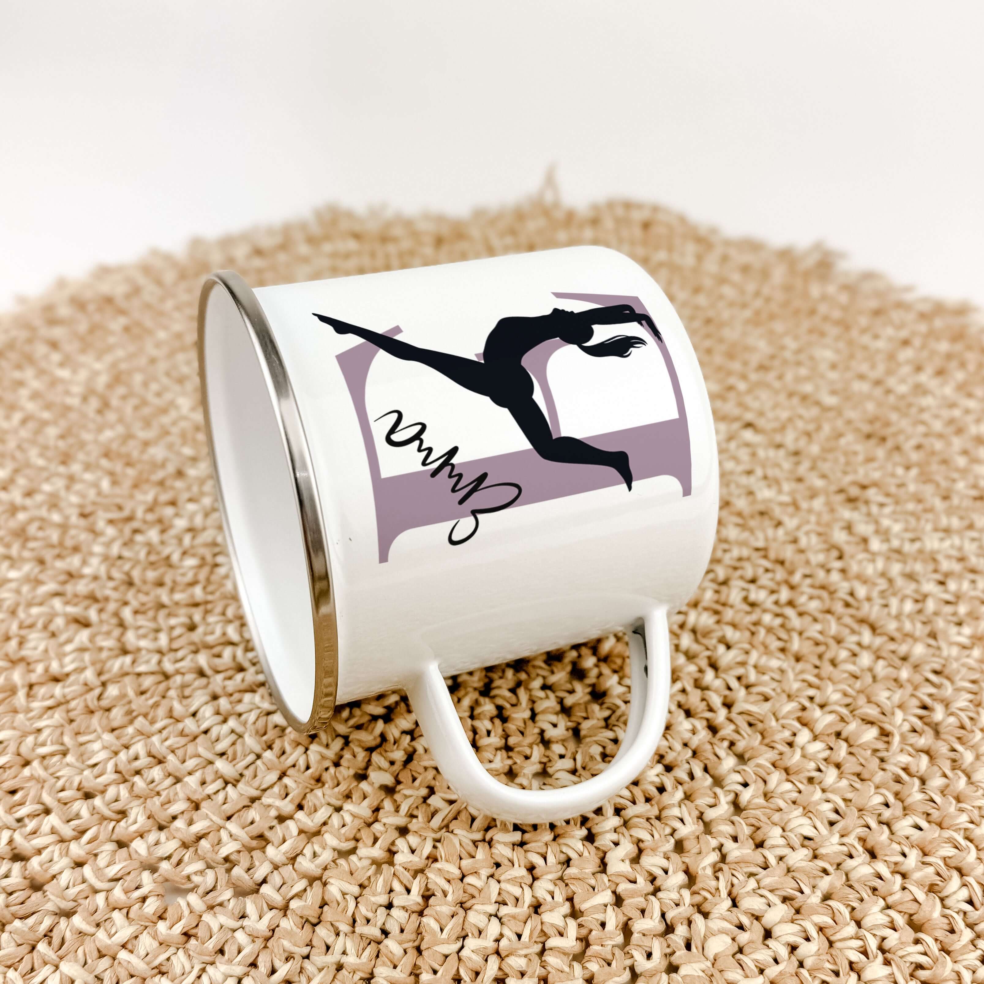Emaille Tasse mit Namen Turnen-famprints-Emaille Tasse-Entdecke die Emaille Tasse mit Namen Turnen – das perfekte Geschenk für junge Turnerinnen und Turner! Mit dieser personalisierten Tasse bringst du nicht nur Freude, sondern auch einen Hauch von Indivi