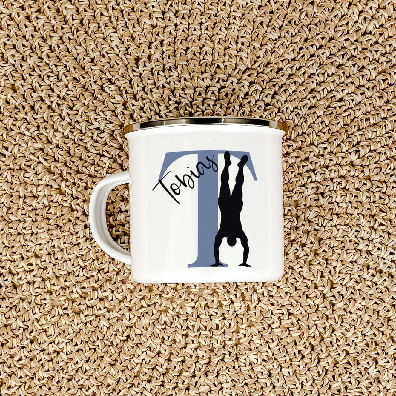 Emaille Tasse mit Namen Turnen-famprints-Emaille Tasse-Entdecke die Emaille Tasse mit Namen Turnen – das perfekte Geschenk für junge Turnerinnen und Turner! Mit dieser personalisierten Tasse bringst du nicht nur Freude, sondern auch einen Hauch von Indivi