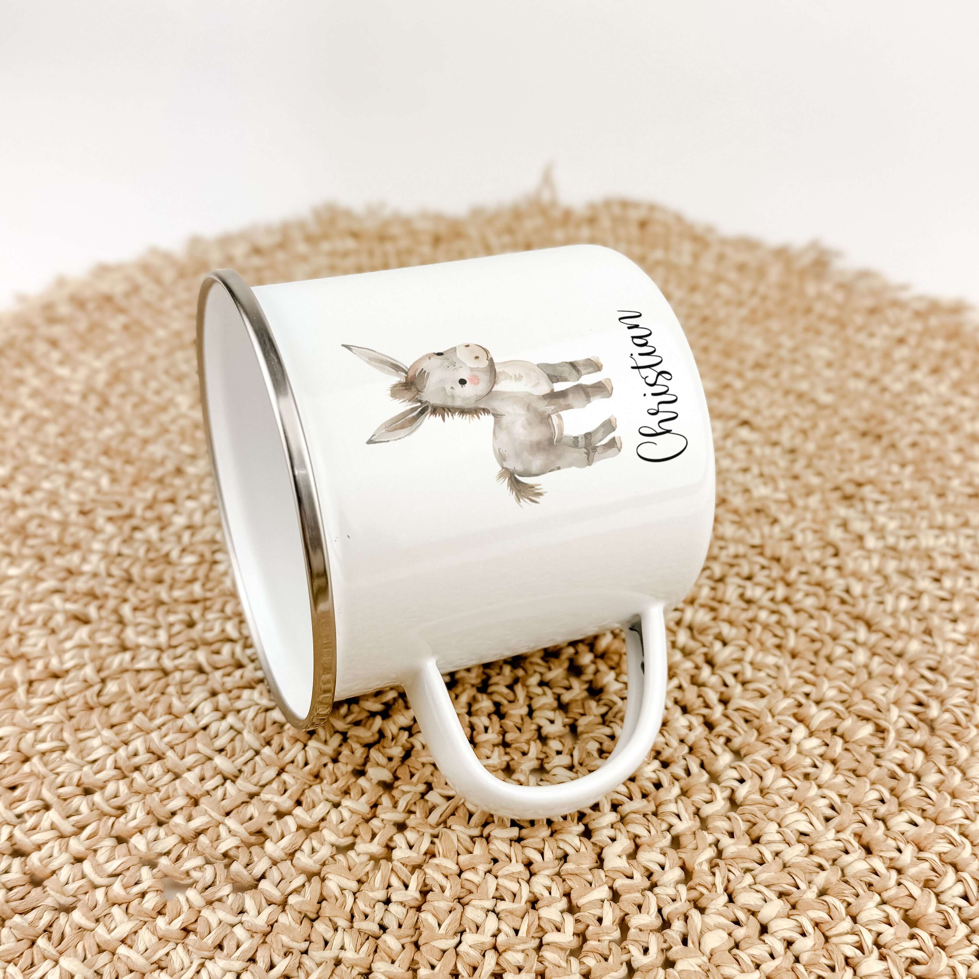 Emaille Tasse Esel-famprints-Emaille Tasse-Entdecke die zauberhafte Emaille Tasse Esel von famprints – das perfekte Geschenk für kleine Entdecker! Diese personalisierte Tasse bringt mit ihrem süßen Aquarell-Esel nicht nur Freude ins Kinderzimmer, sondern