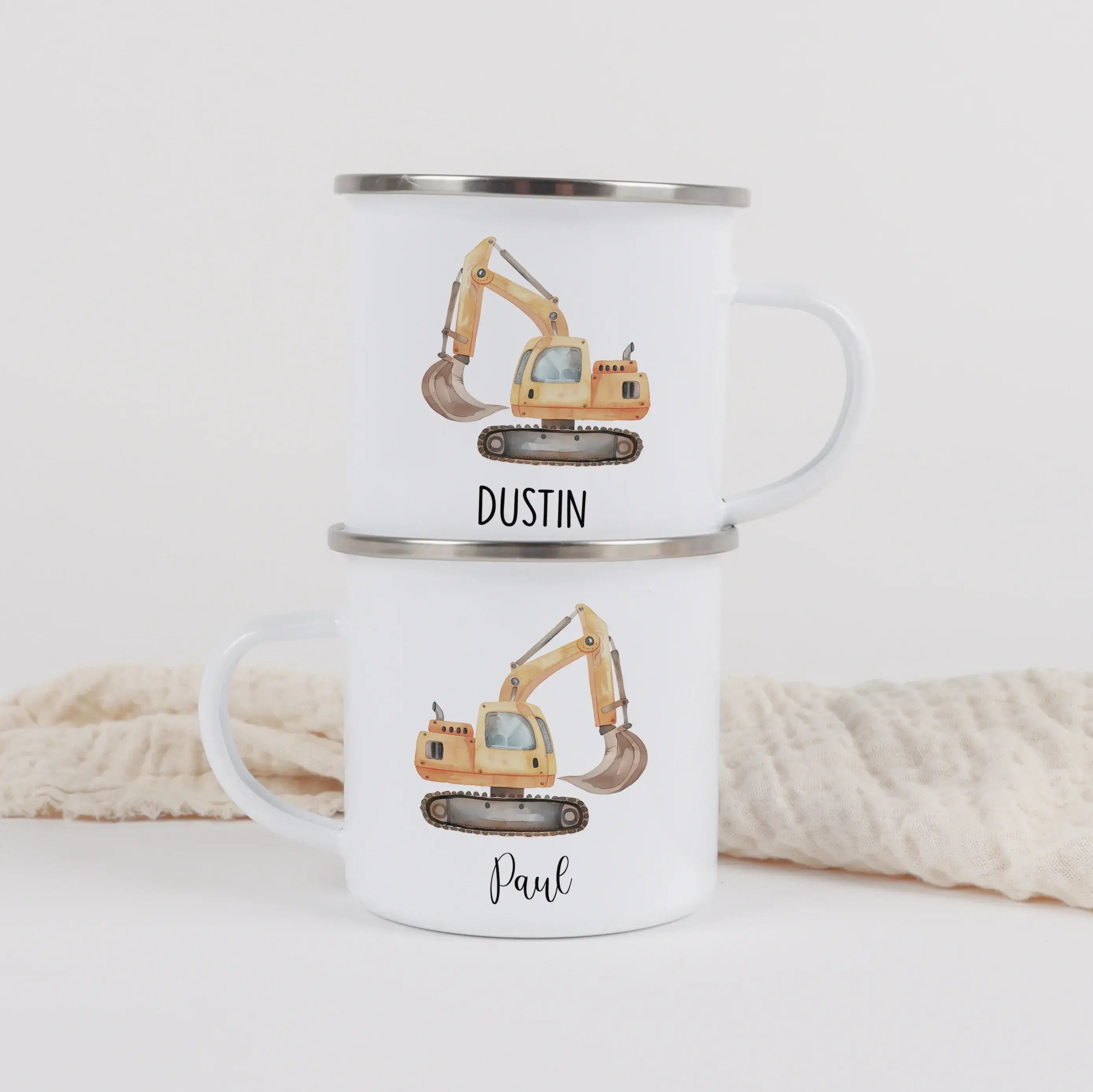 Emaille Tasse Bagger-Emaille Tasse-famprints-Die Emaille Tasse Bagger von famprints bringt kleine Baustellen-Fans zum Strahlen und verwandelt jedes Getränk in einen besonderen Moment. Du kannst zwischen zwei liebevoll gestalteten Motiven wählen: einem krä
