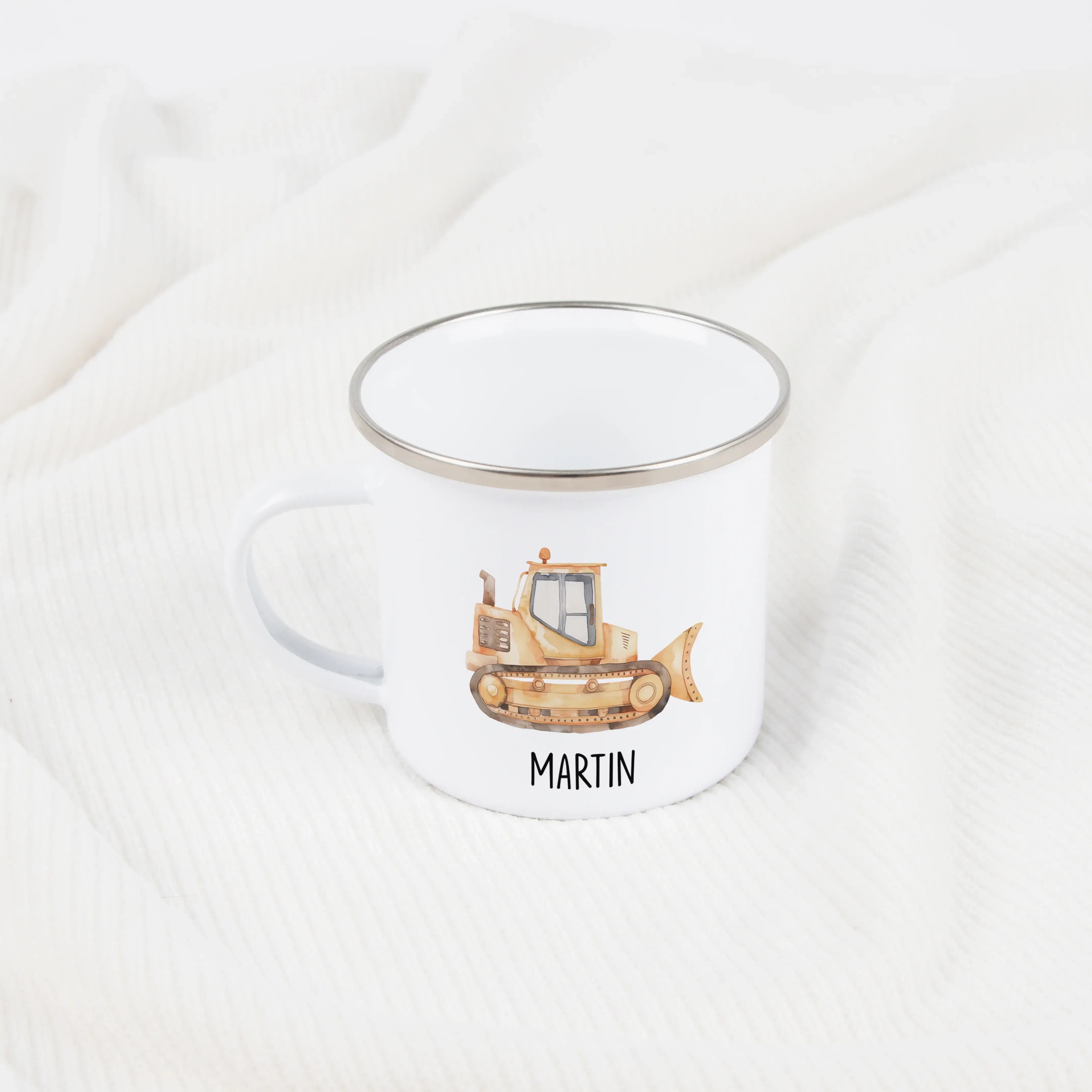 Emaille Tasse Bagger-Emaille Tasse-famprints-Die Emaille Tasse Bagger von famprints bringt kleine Baustellen-Fans zum Strahlen und verwandelt jedes Getränk in einen besonderen Moment. Du kannst zwischen zwei liebevoll gestalteten Motiven wählen: einem krä