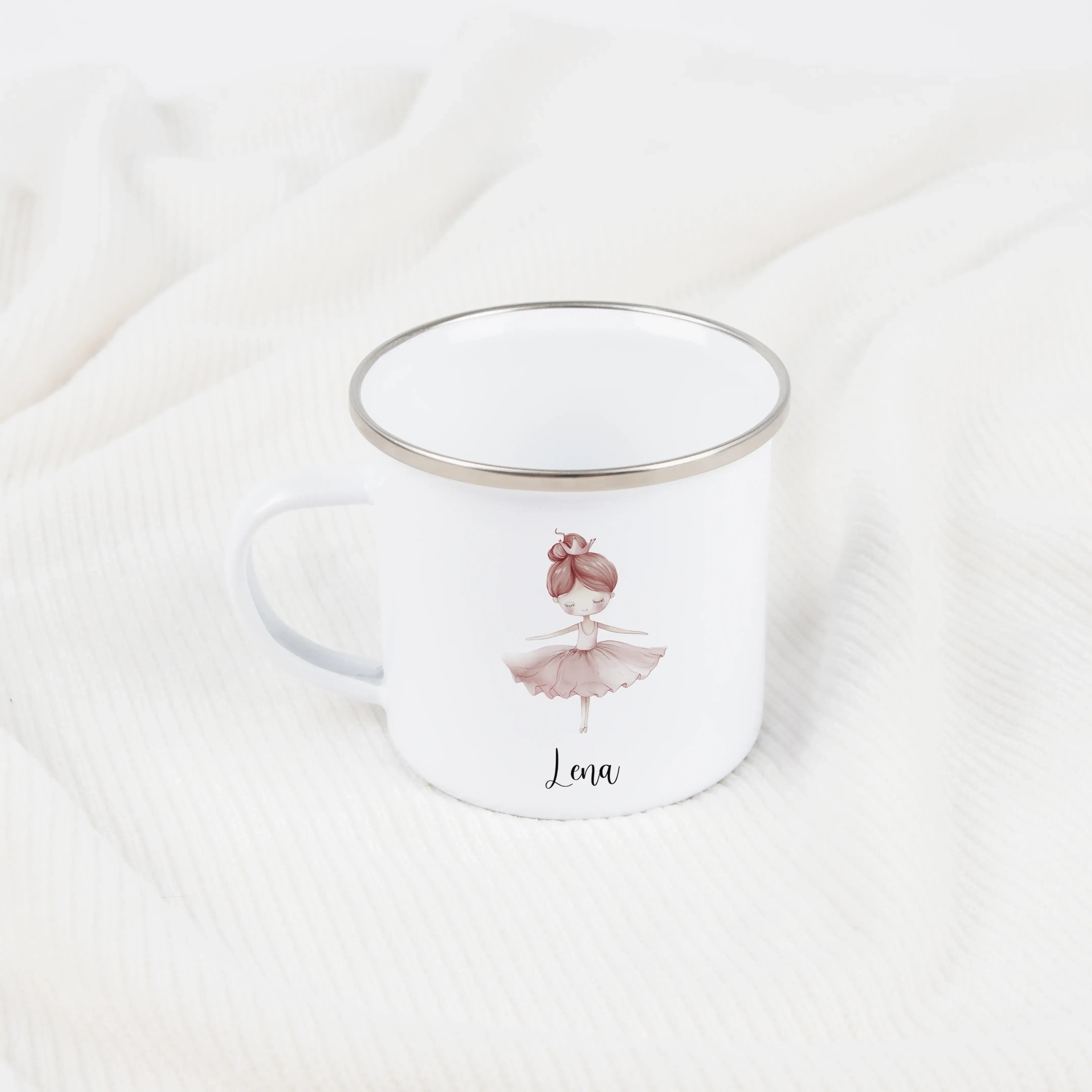 Emaille Tasse Ballerina-Emaille Tasse-famprints-Die Emaille Tasse Ballerina von famprints verwandelt einen alltäglichen Begleiter in ein persönliches Geschenk, das Kinderherzen höherschlagen lässt. Die acht liebevoll gestalteten Wasserfarben-Ballerinas wi