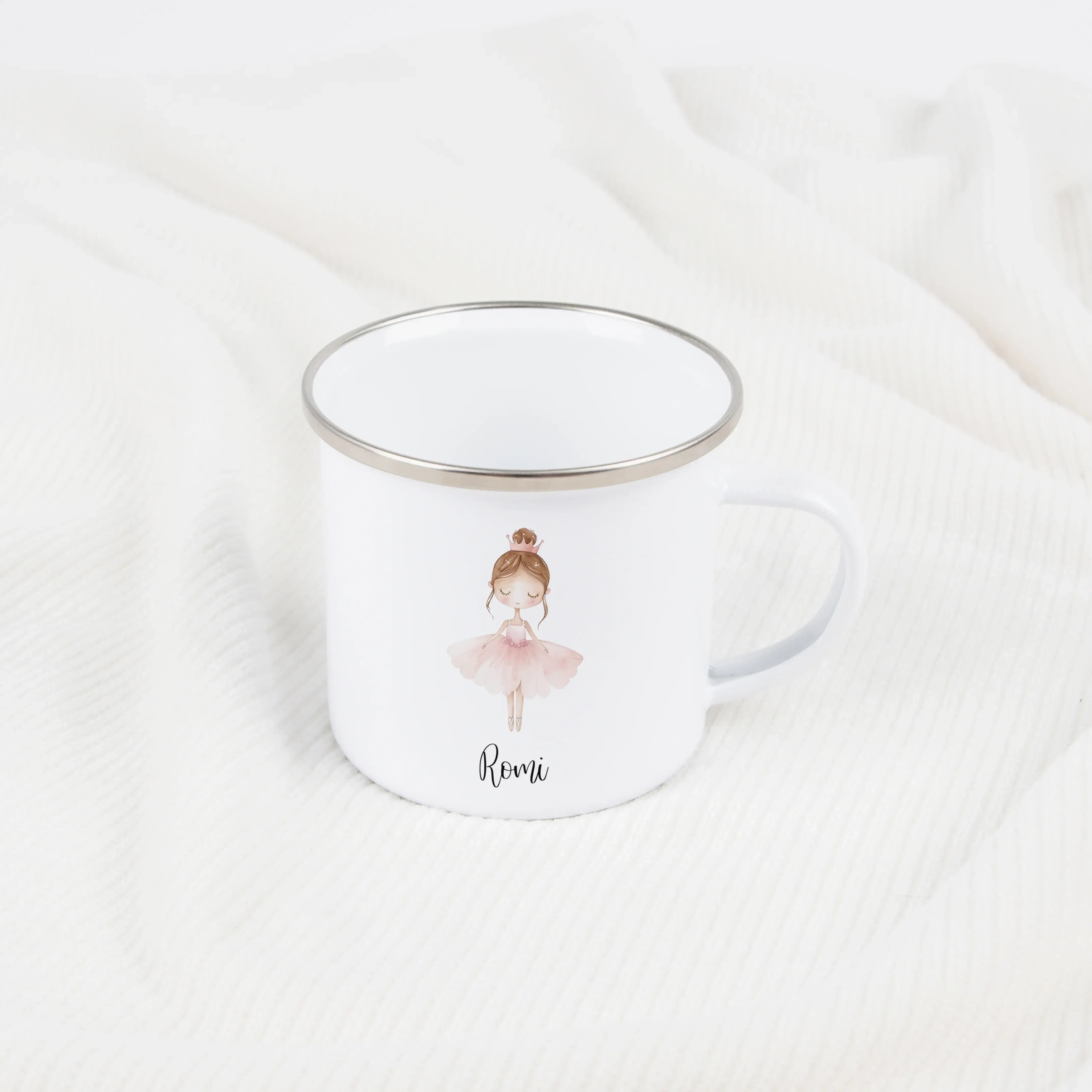 Emaille Tasse Ballerina-Emaille Tasse-famprints-Die Emaille Tasse Ballerina von famprints verwandelt einen alltäglichen Begleiter in ein persönliches Geschenk, das Kinderherzen höherschlagen lässt. Die acht liebevoll gestalteten Wasserfarben-Ballerinas wi