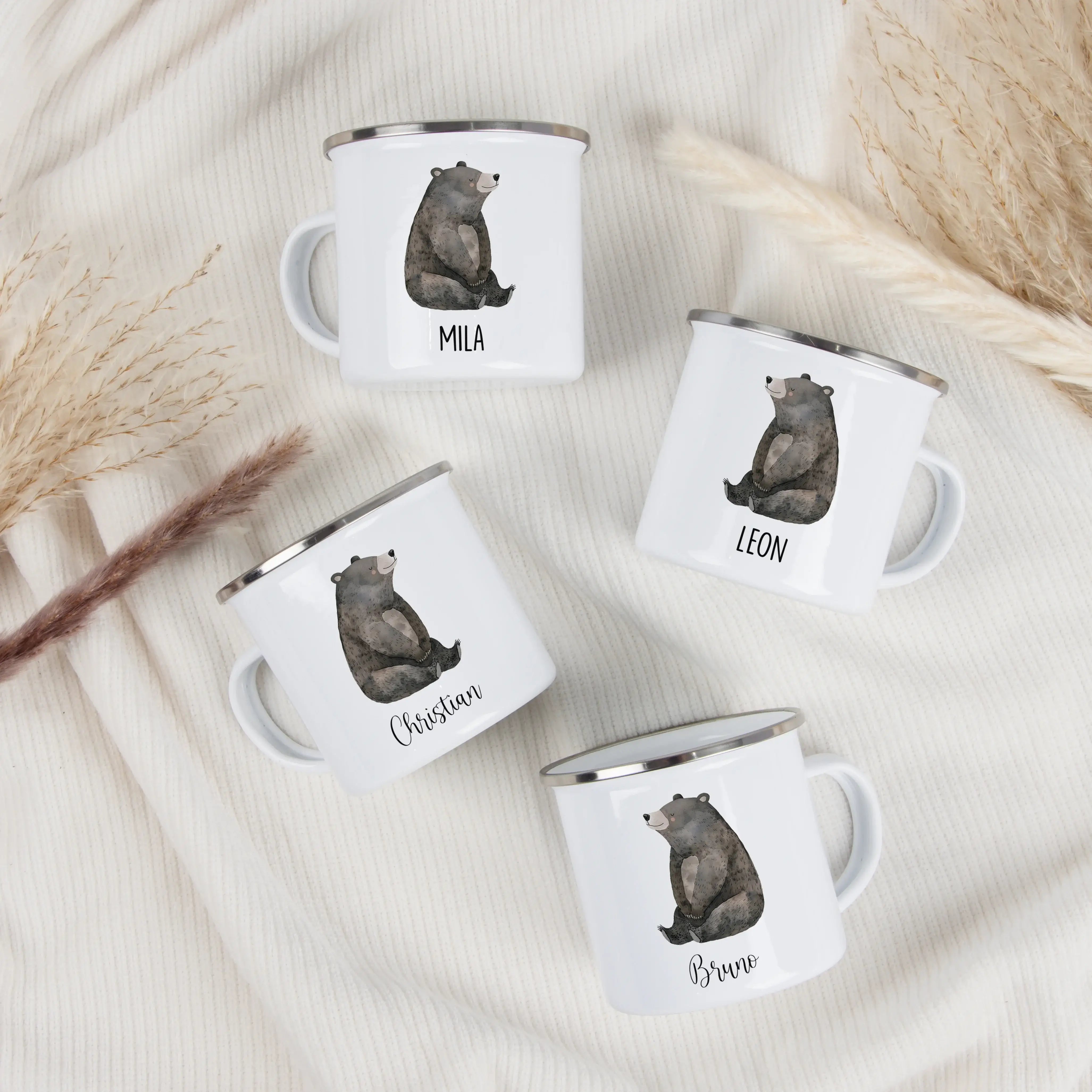 Emaille Tasse Bär No1-Emaille Tasse-famprints-Die Emaille Tasse Bär No1 ist eine liebevoll personalisierte Tasse für Kinder, die den Alltag ein kleines Stück besonderer macht. Das freundliche Bärenmotiv im sanften Aquarellstil wird mit deinem Wunschnamen