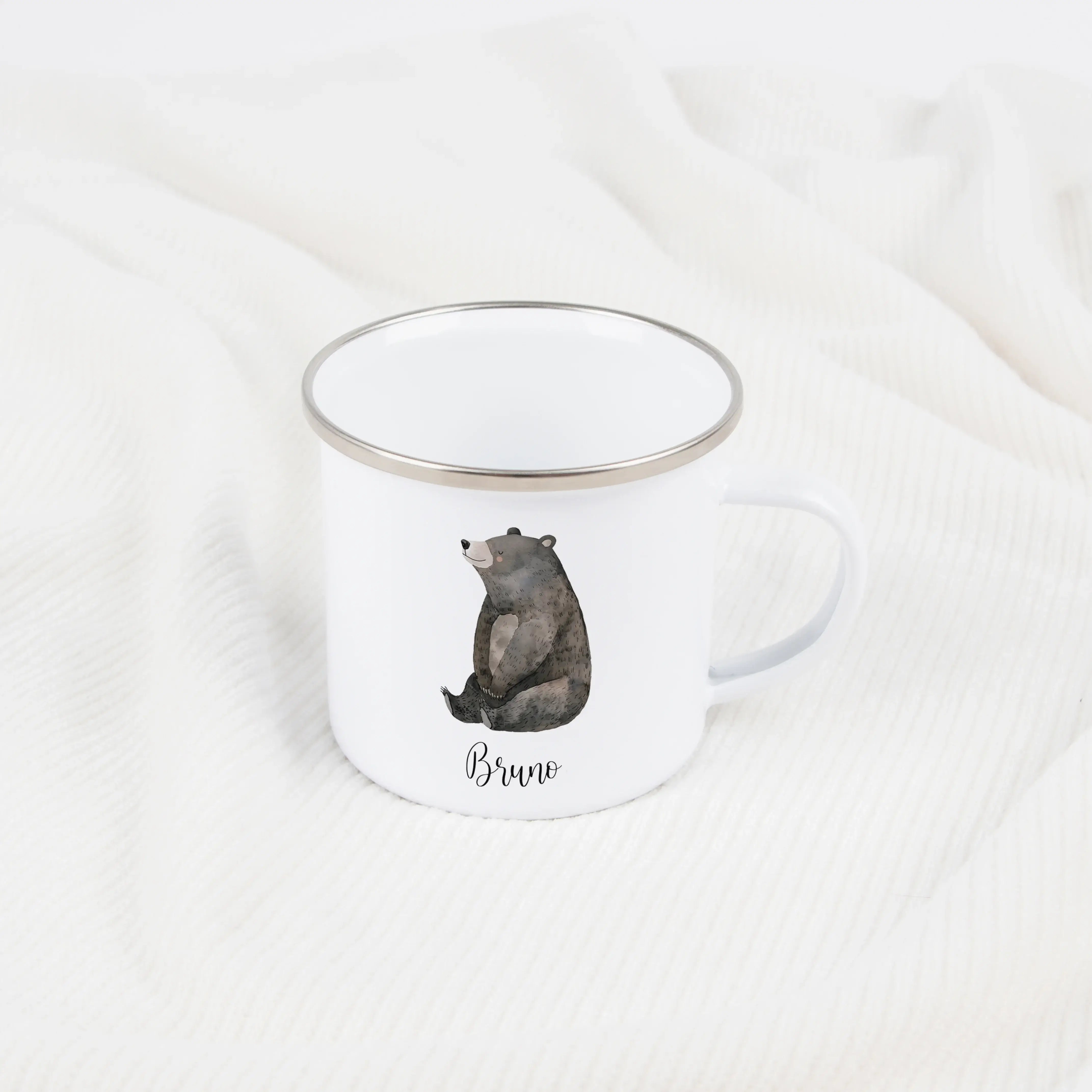 Emaille Tasse Bär No1-Emaille Tasse-famprints-Die Emaille Tasse Bär No1 ist eine liebevoll personalisierte Tasse für Kinder, die den Alltag ein kleines Stück besonderer macht. Das freundliche Bärenmotiv im sanften Aquarellstil wird mit deinem Wunschnamen