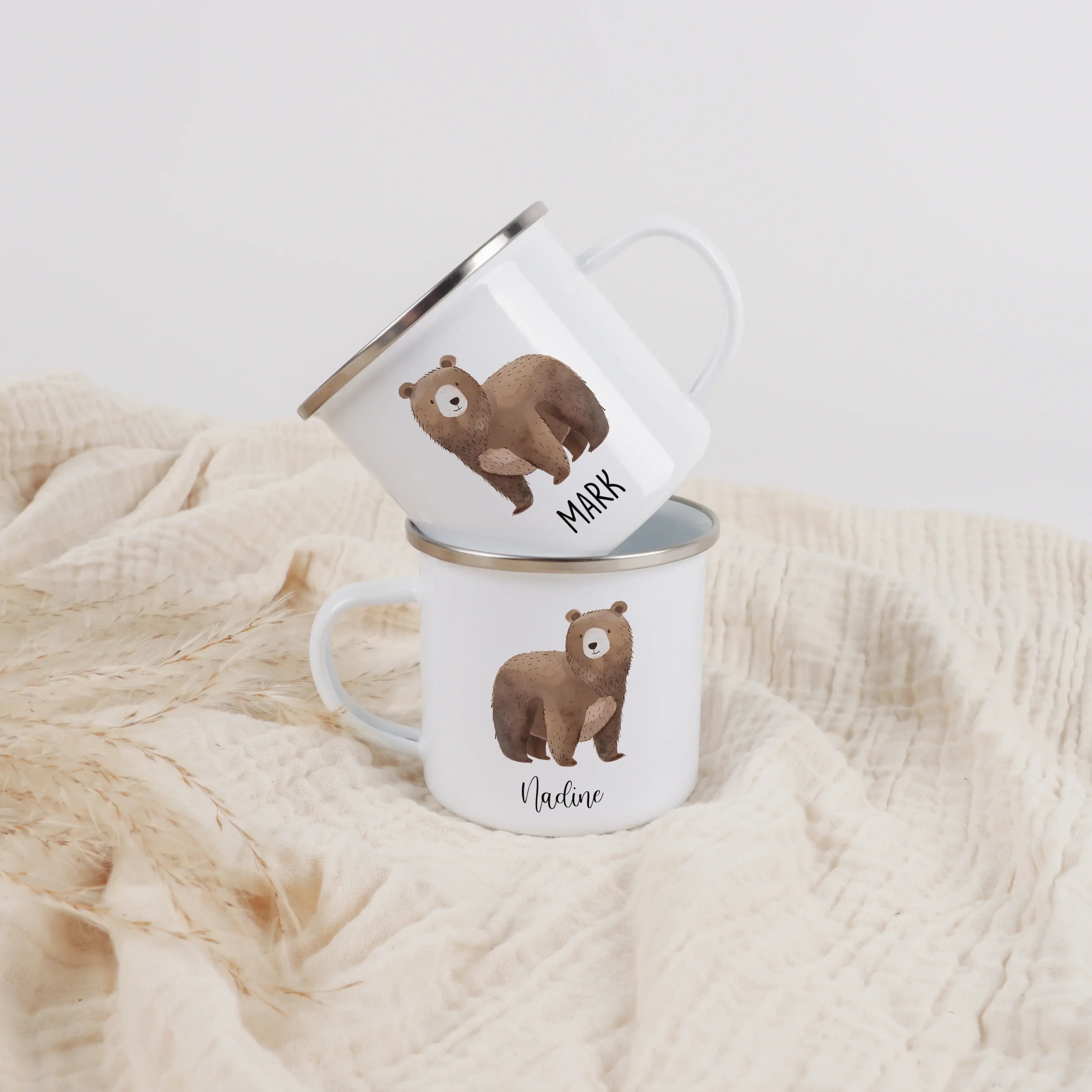Emaille Tasse Bär No2-Emaille Tasse-famprints-Die Emaille Tasse Bär No2 verbindet liebevolles Design mit persönlicher Note und wird so schnell zum Lieblingsbecher kleiner Abenteurer. Der sanfte Aquarellstil des Bärenmotiv sorgt für einen warmen, kindgerec