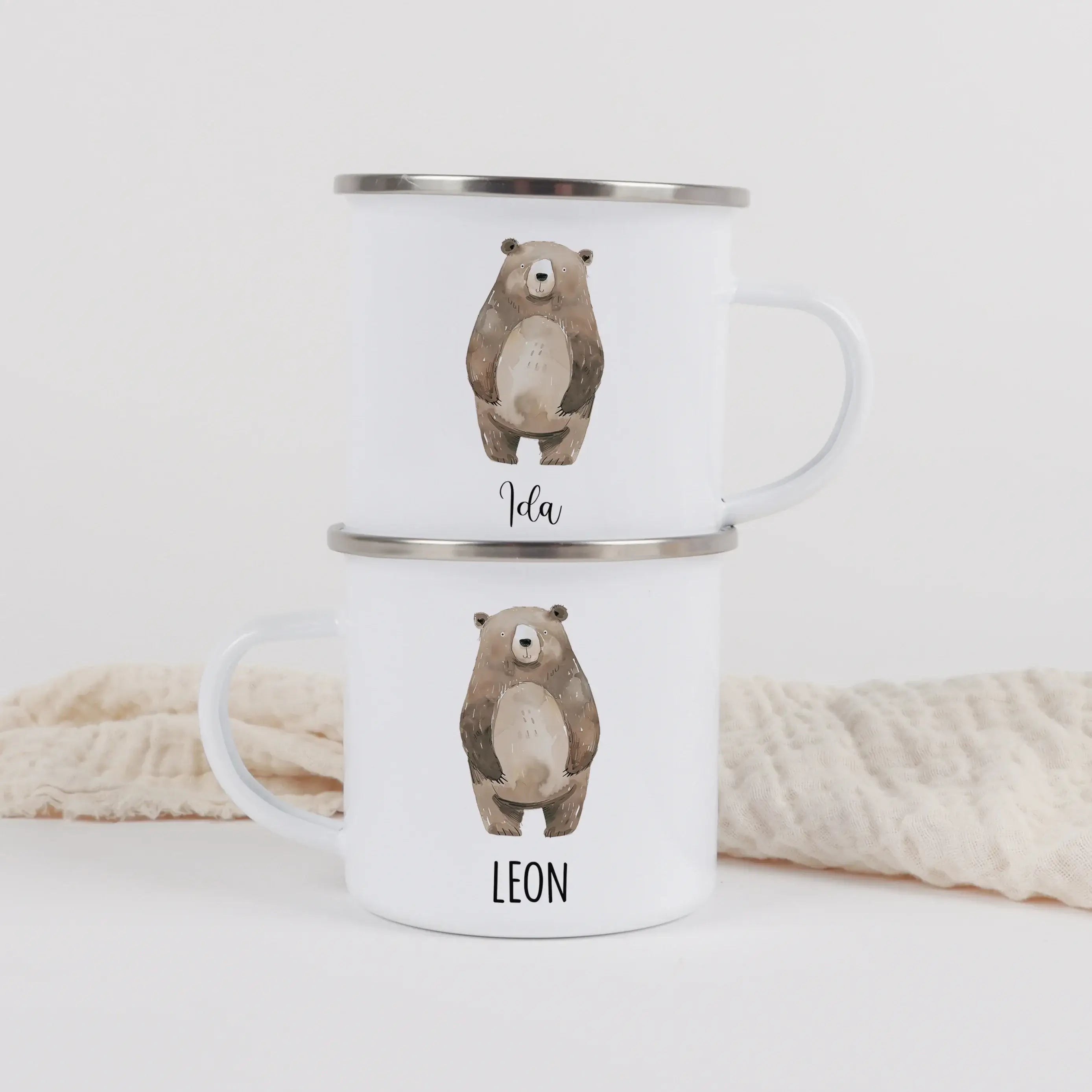 Emaille Tasse Bär No3-Emaille Tasse-famprints-Die Emaille Tasse Bär No3 von famprints bringt Wärme und Persönlichkeit in den Alltag deiner kleinen Entdecker. Das sanfte Aquarell-Motiv mit dem freundlichen Bären wird mit deinem Wunschnamen veredelt und mac