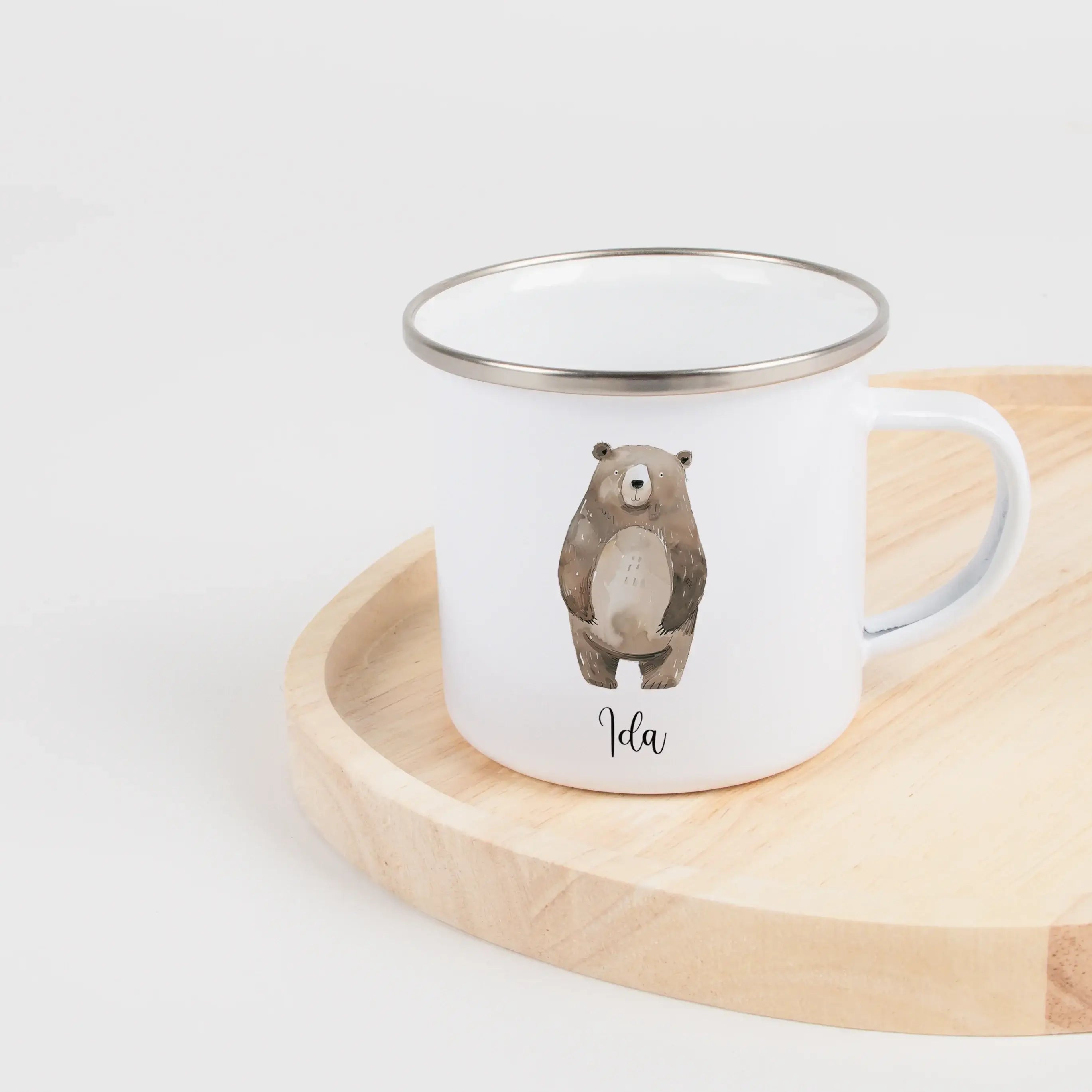 Emaille Tasse Bär No3-Emaille Tasse-famprints-Die Emaille Tasse Bär No3 von famprints bringt Wärme und Persönlichkeit in den Alltag deiner kleinen Entdecker. Das sanfte Aquarell-Motiv mit dem freundlichen Bären wird mit deinem Wunschnamen veredelt und mac