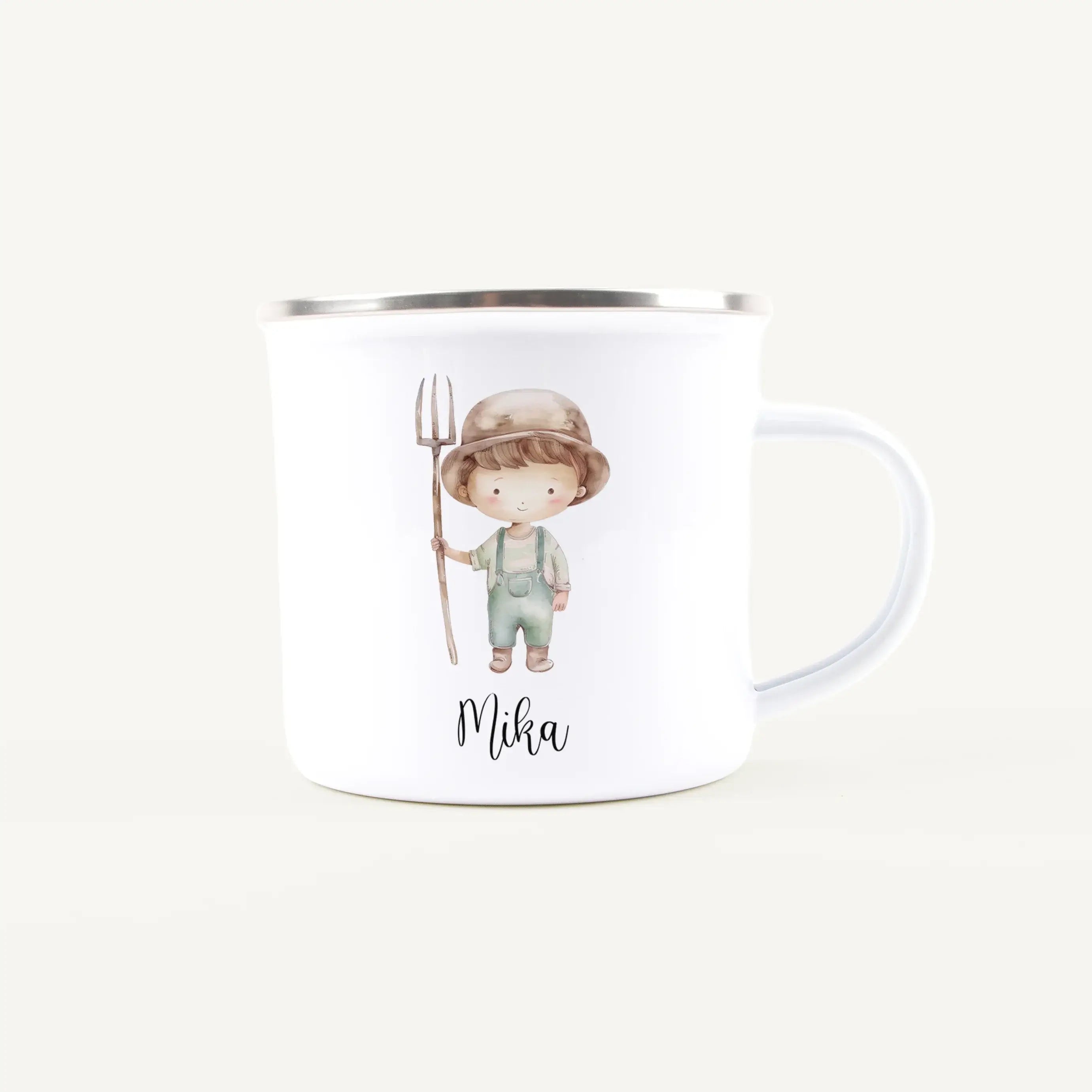 Emaille Tasse Bauer-Emaille Tasse-famprints-Die Emaille Tasse Bauer von famprints verbindet liebevolle Illustration mit persönlicher Gestaltung und wird so zu einem Geschenk, das kleine Bauernhof-Fans wirklich begeistert. Auf der leichten Emaille Tasse ze