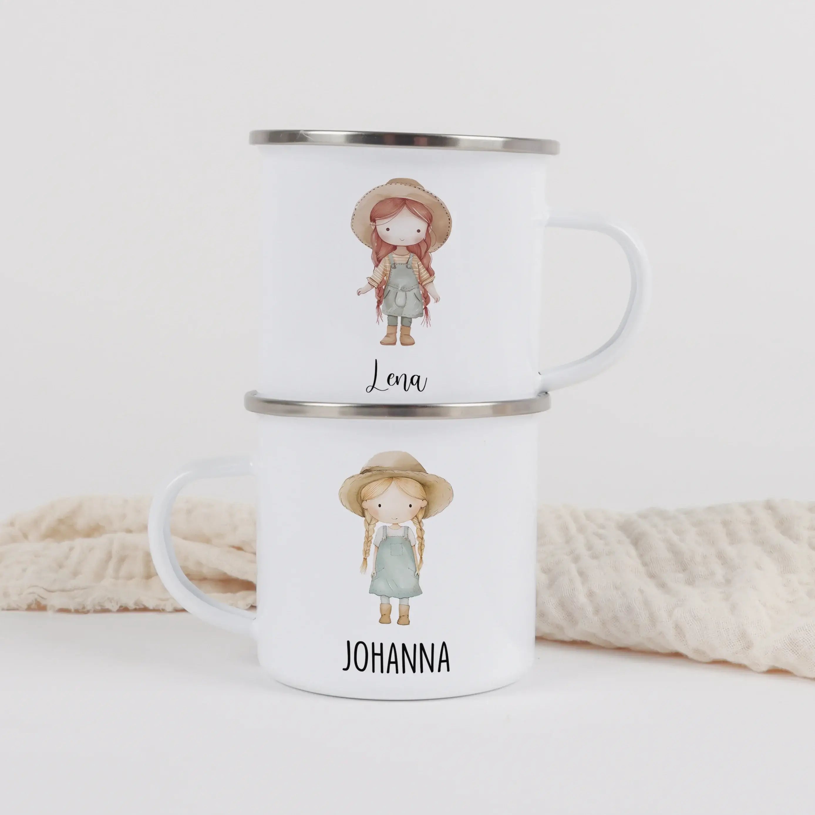 Emaille Tasse Bäuerin-Emaille Tasse-famprints-Die Emaille Tasse Bäuerin von famprints bringt ein liebevoll gestaltetes Motiv direkt in deinen Alltag. Unser Aquarell-Design zeigt eine kleine Bäuerin, die mit warmen Farben und feinen Details für ein fröhlic