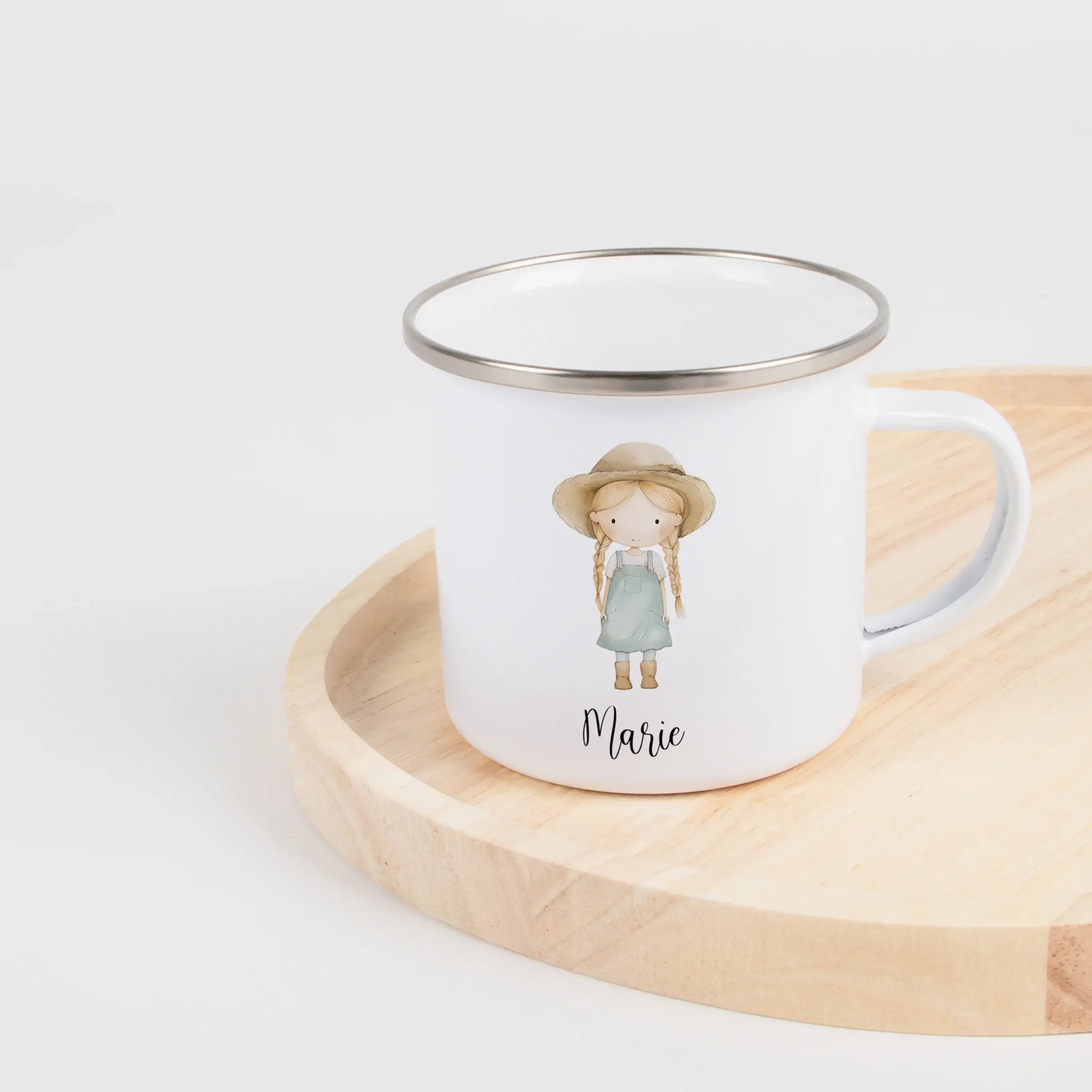 Emaille Tasse Bäuerin-Emaille Tasse-famprints-Die Emaille Tasse Bäuerin von famprints bringt ein liebevoll gestaltetes Motiv direkt in deinen Alltag. Unser Aquarell-Design zeigt eine kleine Bäuerin, die mit warmen Farben und feinen Details für ein fröhlic