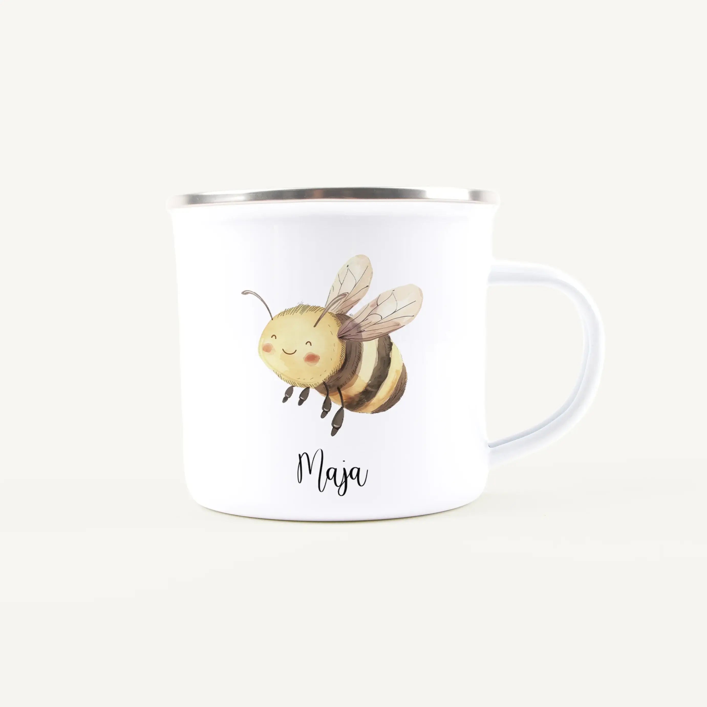 Emaille Tasse Biene-Emaille Tasse-famprints-Die Emaille Tasse Biene von famprints ist ein warmherziges Geschenk für Kinder, die fröhliche Motive lieben und sich über etwas ganz Persönliches freuen. Das sanfte Wasserfarben-Design der kleinen Biene wirkt ve