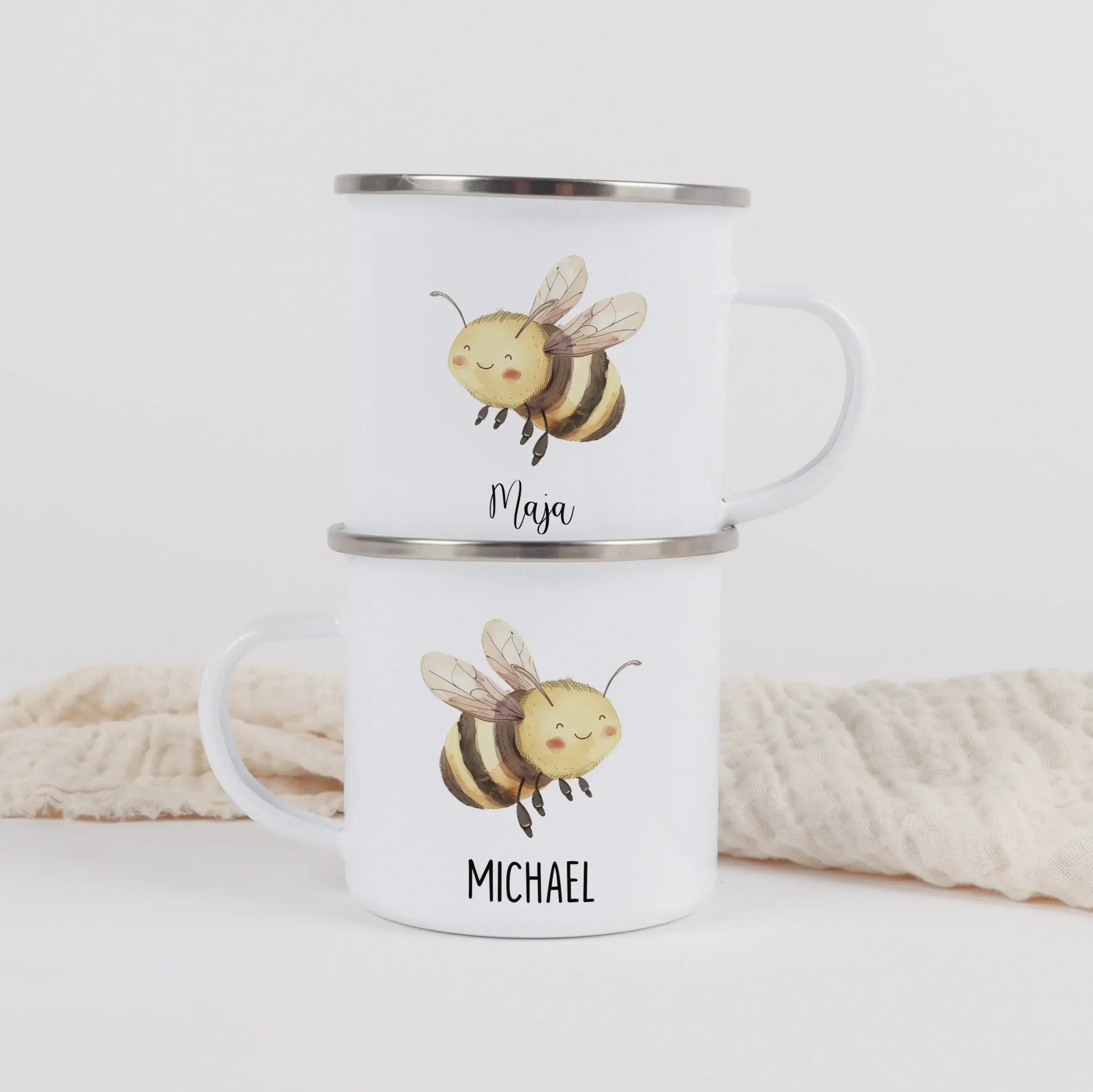 Emaille Tasse Biene-Emaille Tasse-famprints-Die Emaille Tasse Biene von famprints ist ein warmherziges Geschenk für Kinder, die fröhliche Motive lieben und sich über etwas ganz Persönliches freuen. Das sanfte Wasserfarben-Design der kleinen Biene wirkt ve