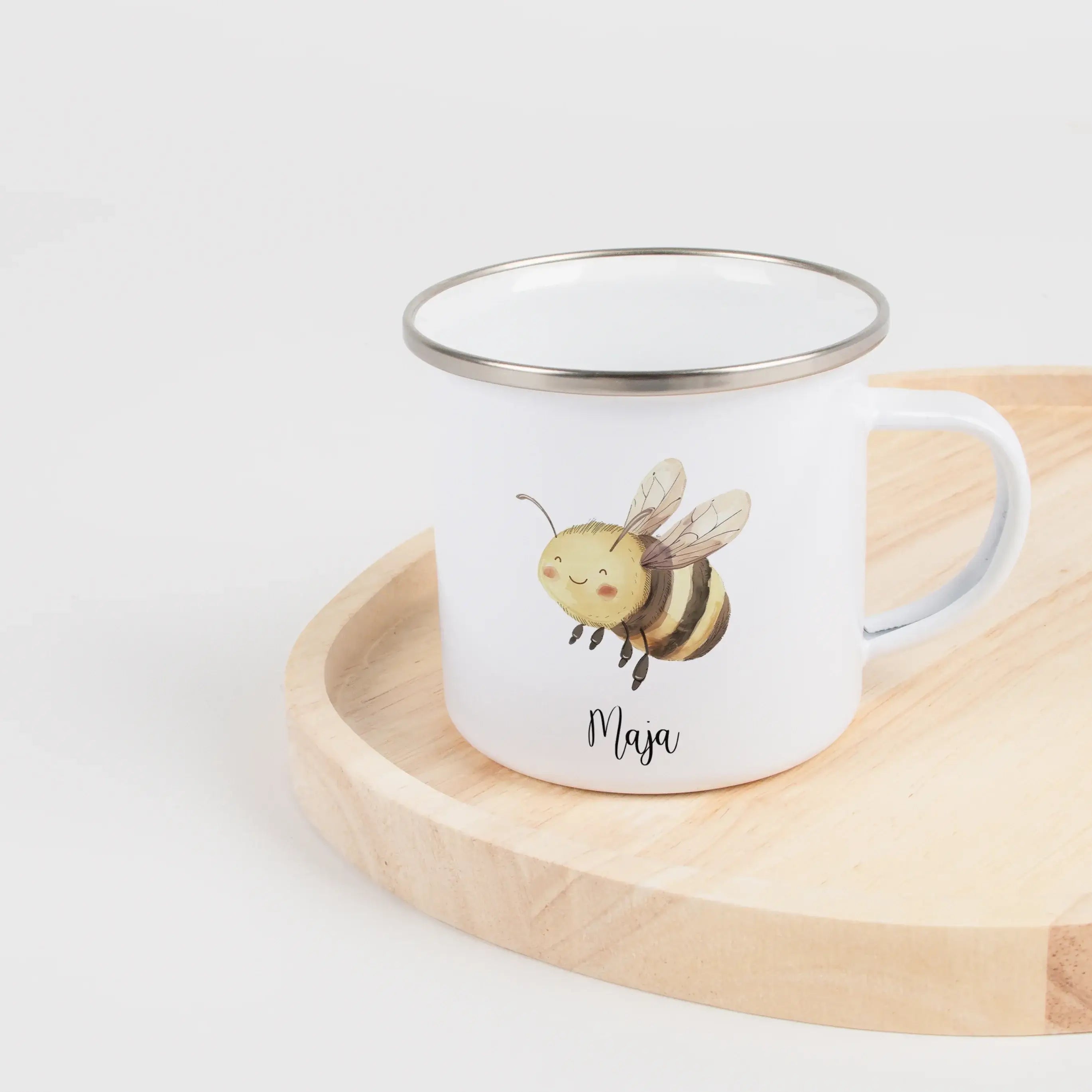 Emaille Tasse Biene-Emaille Tasse-famprints-Die Emaille Tasse Biene von famprints ist ein warmherziges Geschenk für Kinder, die fröhliche Motive lieben und sich über etwas ganz Persönliches freuen. Das sanfte Wasserfarben-Design der kleinen Biene wirkt ve